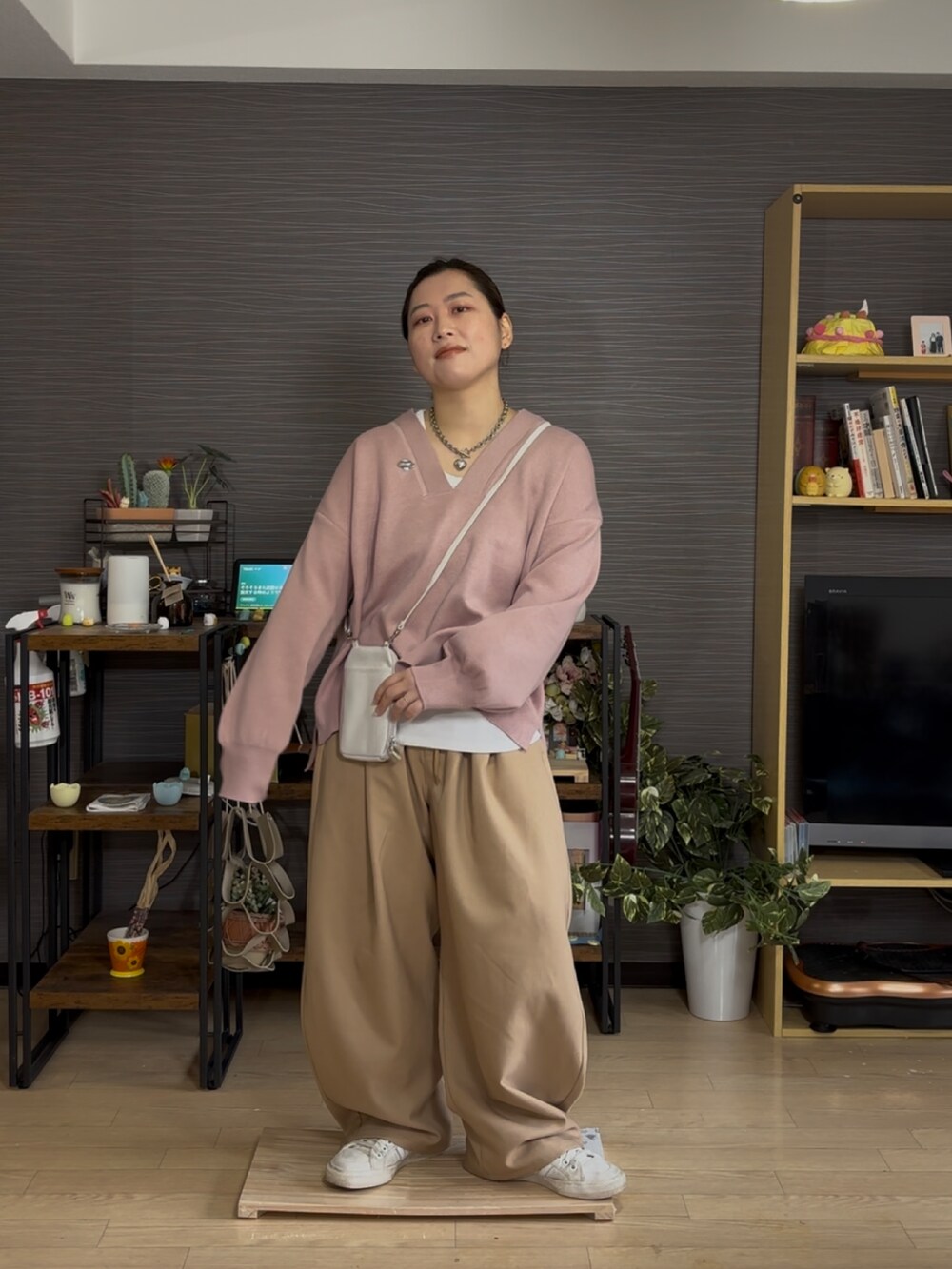 「ピンク、ピンクコーデ、カーゴパンツ、スニーカー、スニーカーコーデ、春服、春服みてみて、春コーデ、春カラー、ぽっちゃり、プラスサイズ」｜「classicalelfの大人っぽカジュアルの新定番！もちもちVネックジャガード編みニットセーター（長袖）（ニット/セーター、ピンク系）」を使った、真波(Manami)さん（骨格ストレート・レディース・153cm）の春コーディネートの2枚目の写真