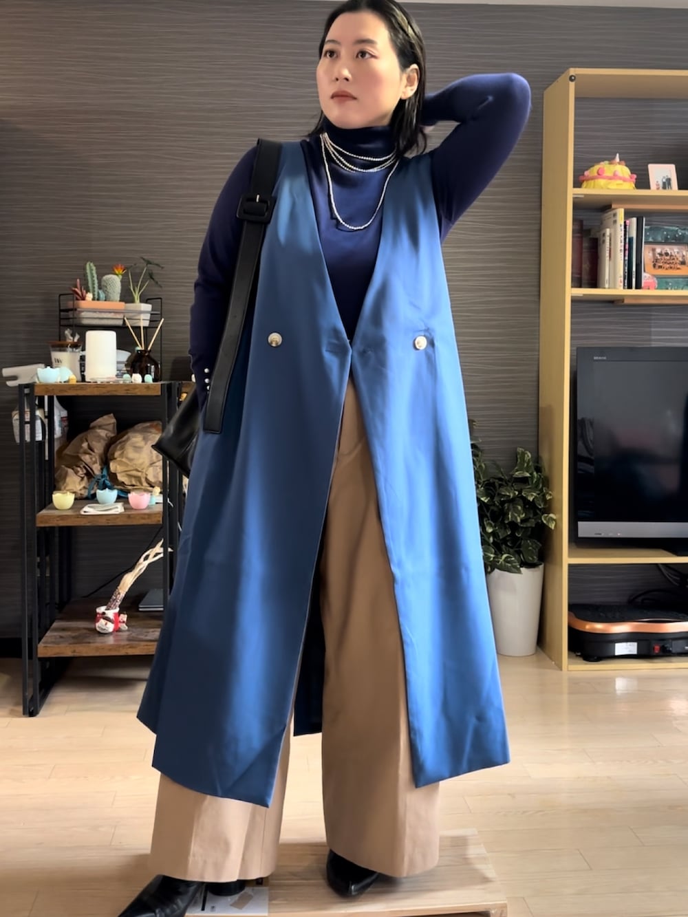 「冬コーデ、おでかけコーデ、大人女子、冬のコーデ、パンツスタイル、オトナ女子、パンツコーデ、オフィスカジュアル、30代コーデ、お呼ばれスタイル、ぽっちゃりコーデ、オフィススタイル、お呼ばれ、ロングジレ、ジレ」｜「JEANASISのポインテッドショートブーツ/975565（ブーツ、ブラック系）」を使った、真波(Manami)さん（骨格ストレート・レディース・153cm）の冬コーディネートの3枚目の写真