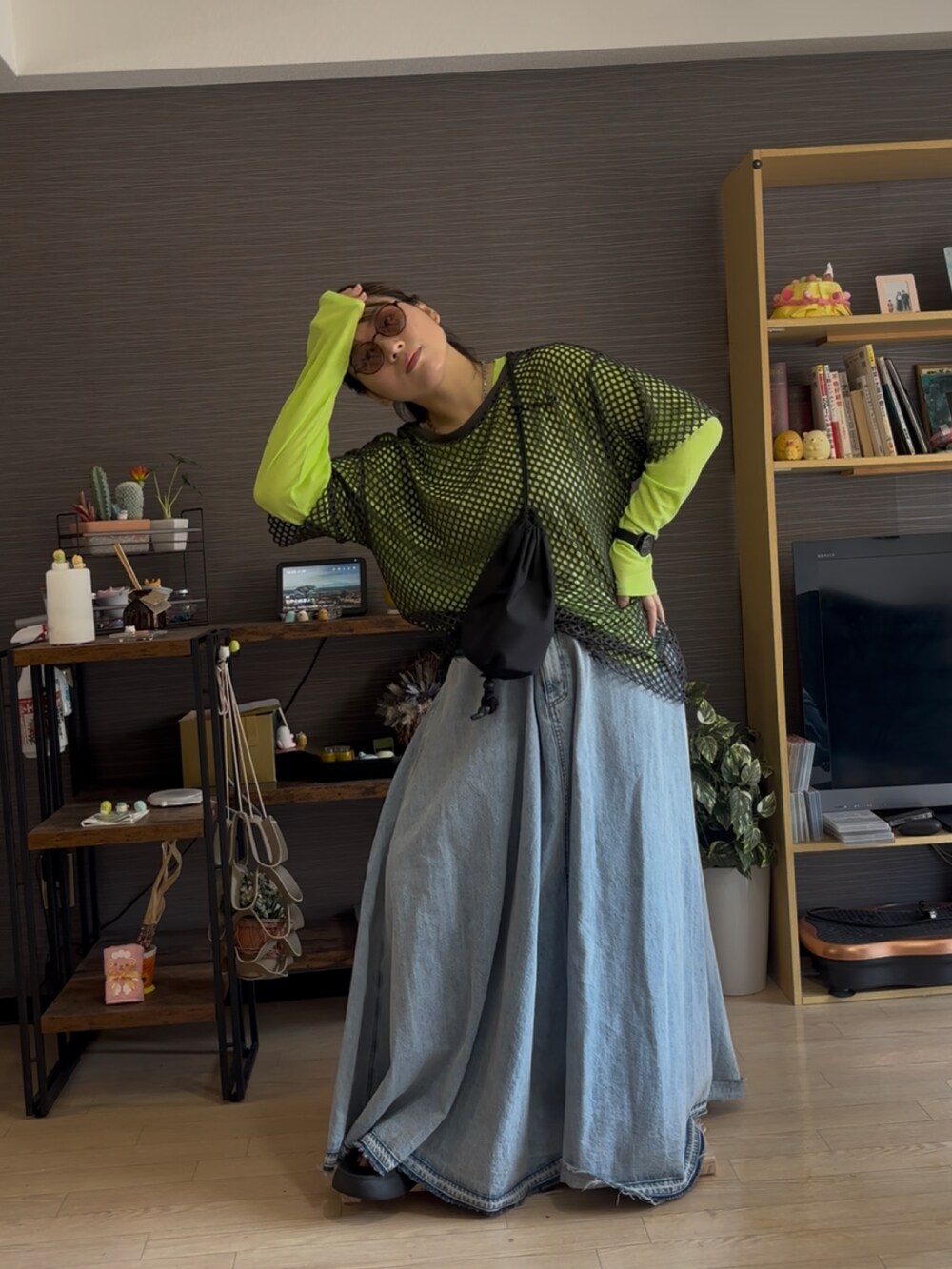 ブルー系のスカート、グレー系のTシャツ/カットソー、グリーン系のTシャツ/カットソーを着用したレディースの夏コーディネートの2枚目の写真