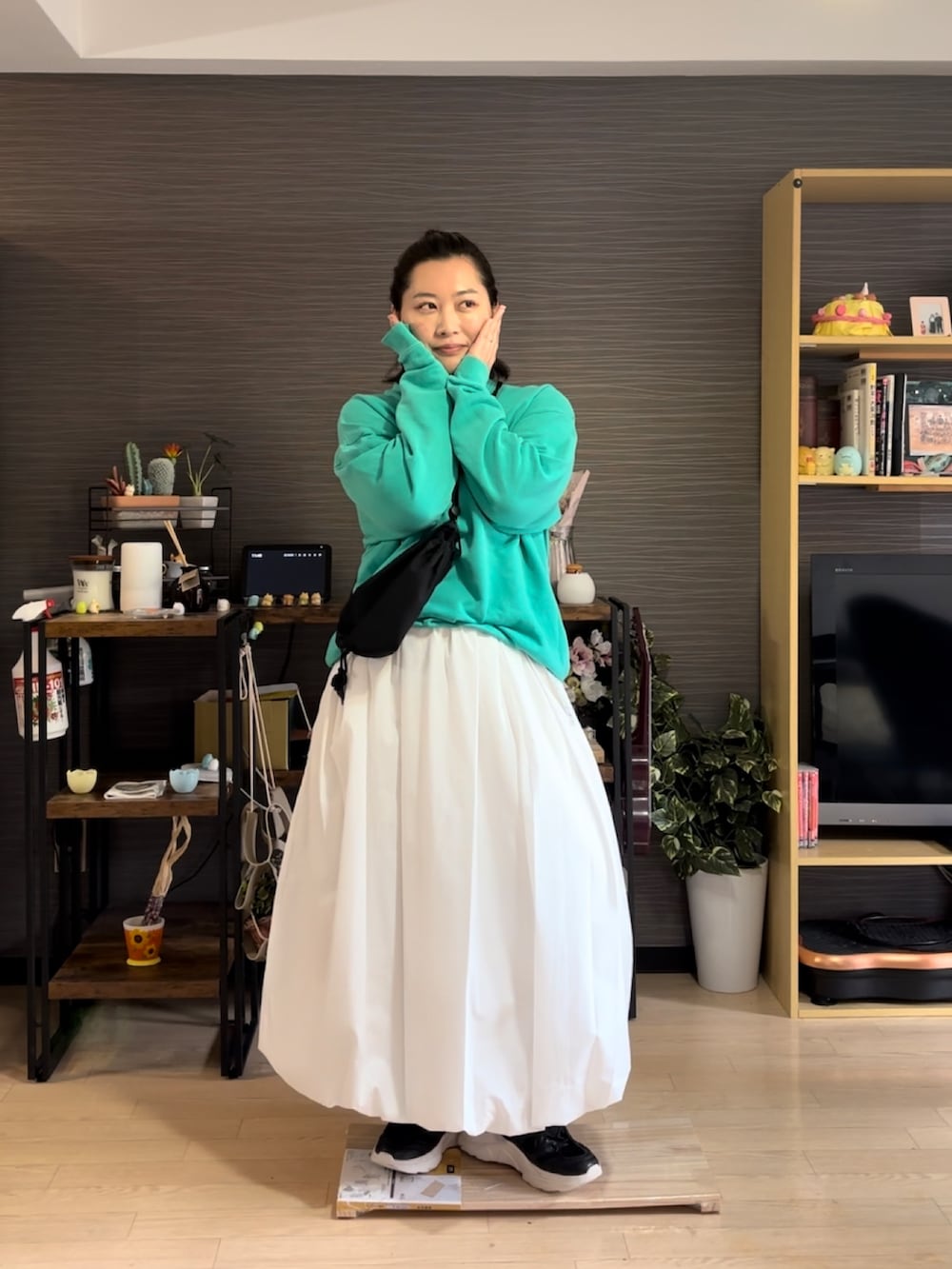 「春コーデ、春カラー、キレイめカジュアル、スポーツミックス、スニーカー、スニーカーコーデ、バルーンスカート、スウェット、トレーナー、ぽっちゃり、プラスサイズ」｜「GUのアイテム（スカート、ホワイト系）」を使った、真波(Manami)さん（骨格ストレート・レディース・153cm）の春コーディネートの2枚目の写真