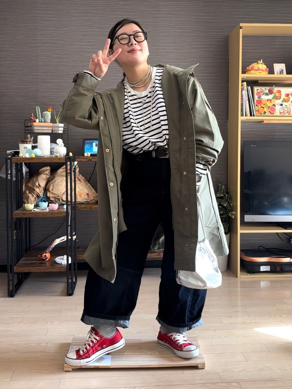 「冬コーデ、カジュアルスタイル、オトナ女子、休日スタイル、シンプル、大人ファッション、秋冬、ママファッション、シンプルスタイル、スニーカー、スニーカーコーデ、アウター、モッズコート、モッズコート カーキ」｜「CONVERSEの【CONVERSE】CANVAS ALL STAR OX  キャンバス オールスターOX（スニーカー、レッド系）」を使った、真波(Manami)さん（レディース・153cm）の冬コーディネートの2枚目の写真