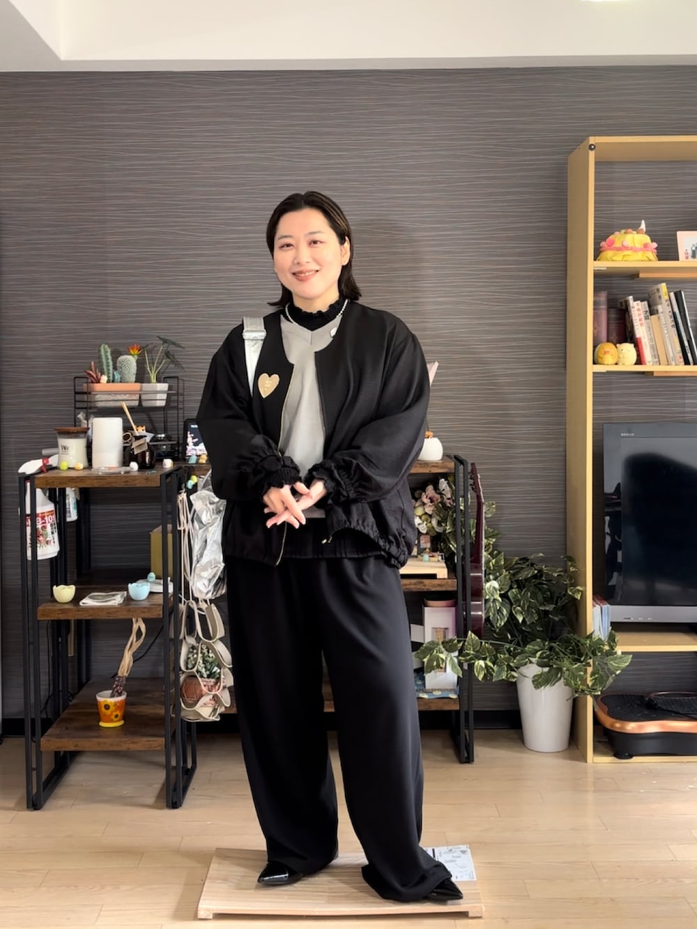 「ブラック、大人ファッション、ぽっちゃり、ぽっちゃりコーデ、プラスサイズ」｜「しまむらのアイテム（ブルゾン、ブラック系）」を使った、真波(Manami)さん（骨格ストレート・レディース・153cm）の春コーディネートの2枚目の写真