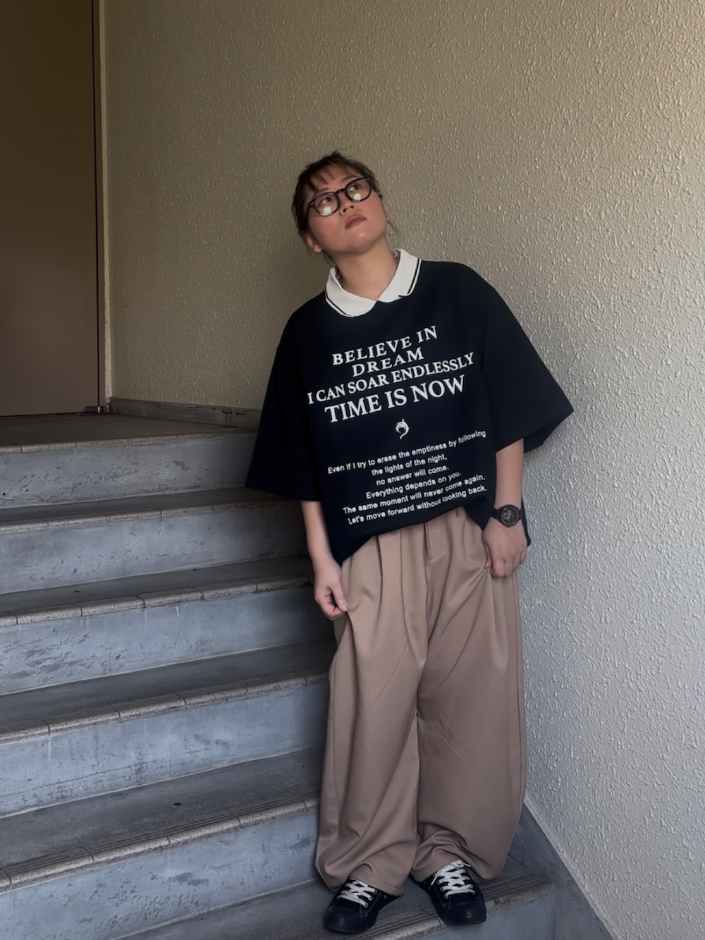 「襟付きトップス、カーゴパンツ、大人カジュアル、最近のいい感じコーデ、春服コーデ、ラクチンコーデ、プラスサイズ、ぽっちゃり、ぽっちゃりコーデ」｜「GEVS.の綿100％衿付ロゴプリントTシャツ＜大きいサイズ有＞GEVS.（Tシャツ/カットソー、ブラック系）」を使った、真波(Manami)さん（骨格ストレート・レディース・153cm）の春コーディネートの2枚目の写真