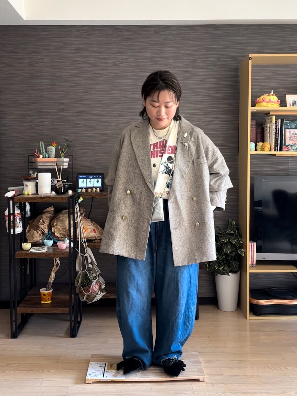 「春コーデ、春服、ジャケット、ジャケットスタイル、ジャケットコーデ、デニム、デニムパンツ」｜「classicalelfの気軽に羽織れる 大人の ブレザー。 サイド スリット オーバーサイズ ダブルジャケット（テーラードジャケット、ベージュ系）」を使った、真波(Manami)さん（骨格ストレート・レディース・153cm）の春コーディネートの2枚目の写真