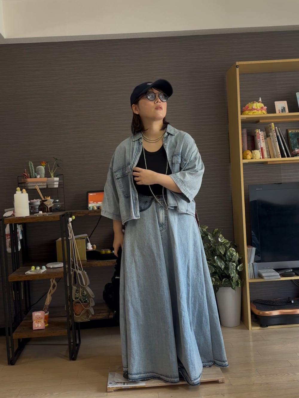 「GEVS.の大きいサイズ 綿100％デニムフレアマキシスカート GEVS.（スカート、ブルー系）」を使った、真波(Manami)さん（骨格ストレート・レディース・153cm）の夏コーディネートの2枚目の写真