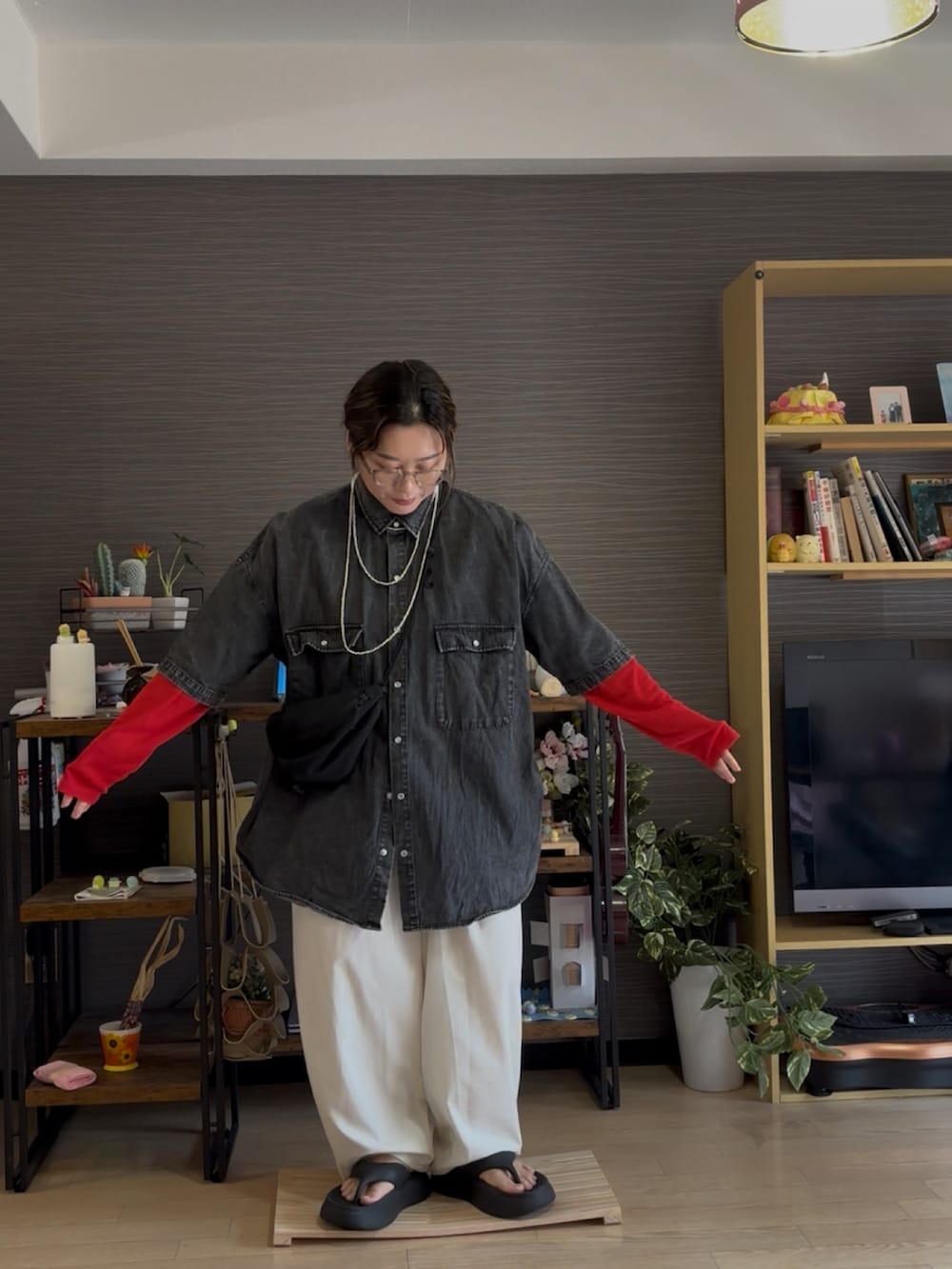 ブラック系のサンダル、ホワイト系のその他パンツ、グレー系のシャツ/ブラウスを着用したレディースの夏コーディネートの2枚目の写真