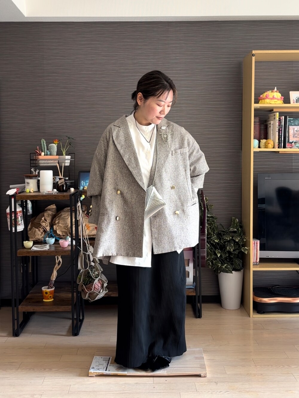 「ジャケット、ジャケットスタイル、春コーデ、春カラー、タイトスカート、ぽっちゃり、プラスサイズ」｜「classicalelfの気軽に羽織れる 大人の ブレザー。 サイド スリット オーバーサイズ ダブルジャケット（テーラードジャケット、ベージュ系）」を使った、真波(Manami)さん（骨格ストレート・レディース・153cm）の春コーディネートの2枚目の写真