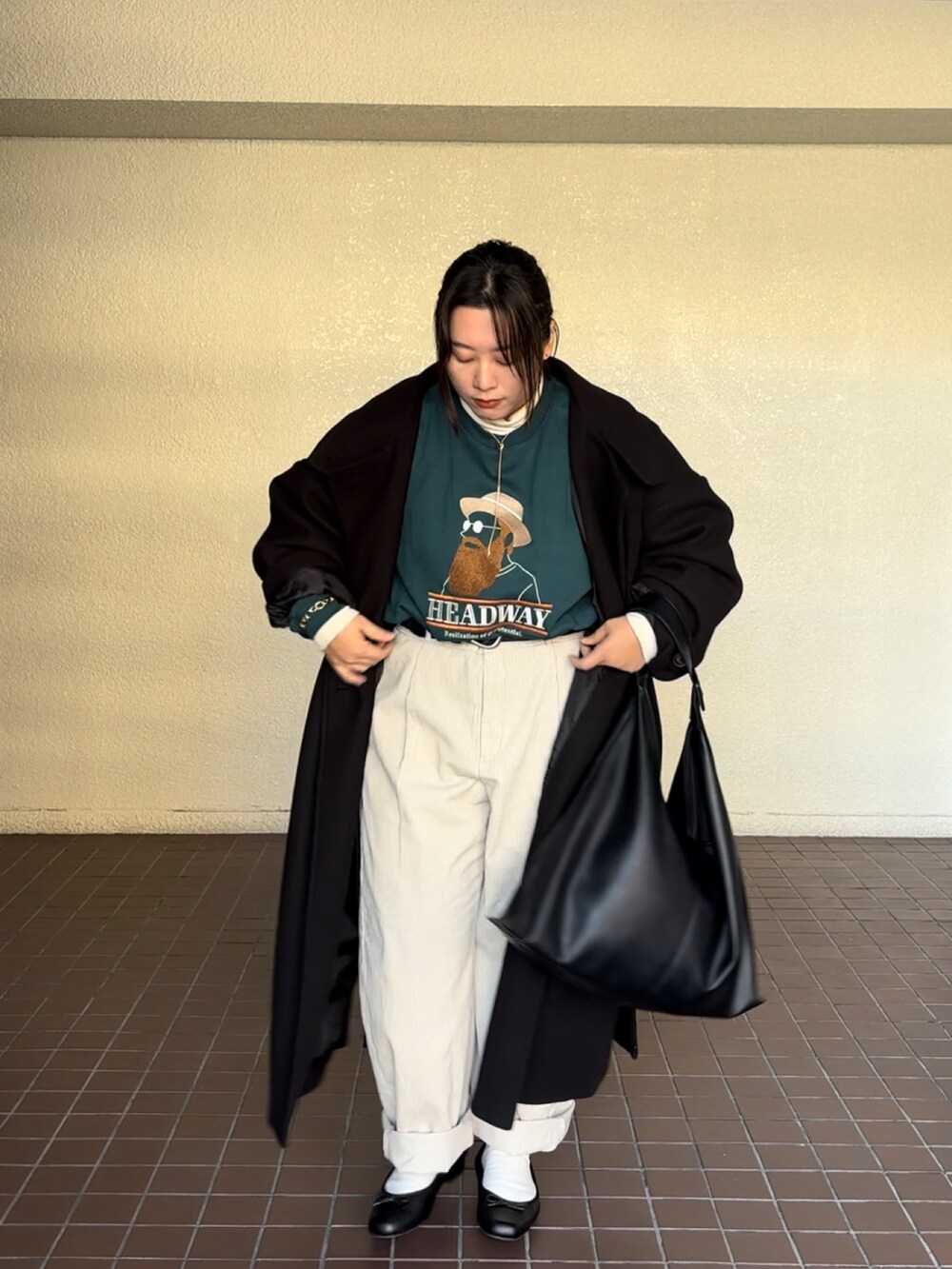 ブラック系のバレエシューズ、ブラック系のジャケット/アウター、グリーン系のスウェットを着用したレディースの冬コーディネートの2枚目の写真