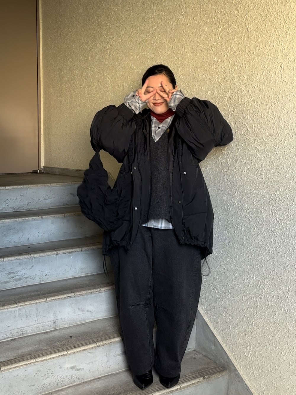 「レイヤードスタイル、ベスト、ネルシャツ、タートルネック、デニム、デニムパンツ、ブーツ、ブーツスタイル、冬コーデ、冬、冬服」｜「UNIQLOのアイテム（ベスト、グレー系）」を使った、真波(Manami)さん（骨格ストレート・レディース・153cm）の冬コーディネートの3枚目の写真