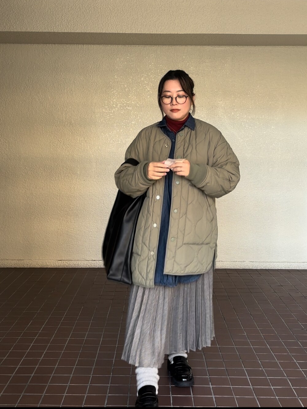 「冬コーデ、大人コーデ、プリーツスカート、デニムシャツ、クリスマスに着たい服、ローファー、オトナカジュアル、オトナカワイイ、休日スタイル、きれいめコーデ、大人女子、スカートスタイル、低身長女子、タートルネック、アウター」｜「UNIQLOのアイテム（ローファー、ブラック系）」を使った、真波(Manami)さん（骨格ストレート・レディース・153cm）の冬コーディネートの2枚目の写真