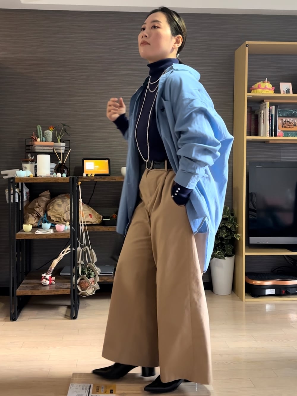 ブラック系のブーツ、ベージュ系のチノパンツ、ブルー系のシャツ/ブラウスを着用したレディースの冬コーディネートの2枚目の写真