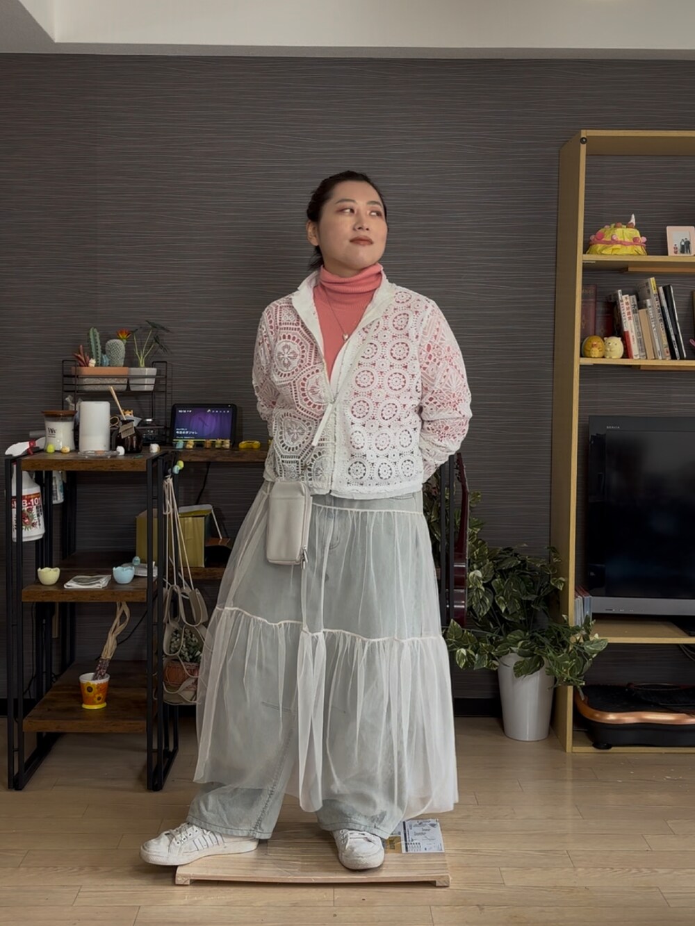「ピンク、ピンクコーデ、レイヤードスタイル、チュールスカート、春服、春コーデ、春色、春カラー、ぽっちゃり、プラスサイズ」｜「BAYFLOWのチュールティアードスカート（スカート、ホワイト系）」を使った、真波(Manami)さん（骨格ストレート・レディース・153cm）の春コーディネートの2枚目の写真