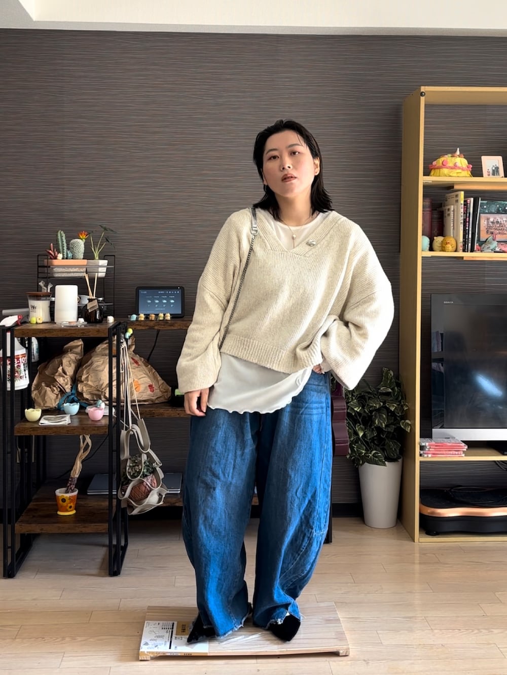「ジャケット、ジャケットスタイル、紺ブレ、デニムパンツ、春コーデ、春、春服、ぽっちゃり、ぽっちゃりコーデ、プラスサイズ」｜「classicalelfの春に向けて気軽に羽織れる 大人の ブレザー。 サイド スリット オーバーサイズ ダブルジャケット（テーラードジャケット、ブルー系）」を使った、真波(Manami)さん（骨格ストレート・レディース・153cm）の冬コーディネートの2枚目の写真
