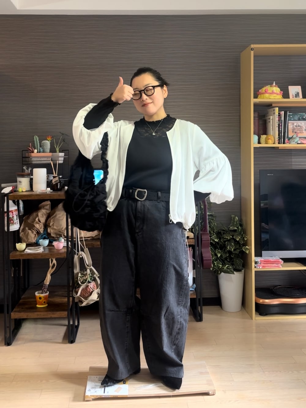 「ぽっちゃり、ぽっちゃりコーデ、ぽっちゃりスタッフ、大きいサイズレディースファッション、大きいサイズ、デニム、デニムパンツ、黒デニム」｜「GUのアイテム（デニムパンツ、ブラック系）」を使った、真波(Manami)さん（骨格ストレート・レディース・153cm）の冬コーディネートの2枚目の写真