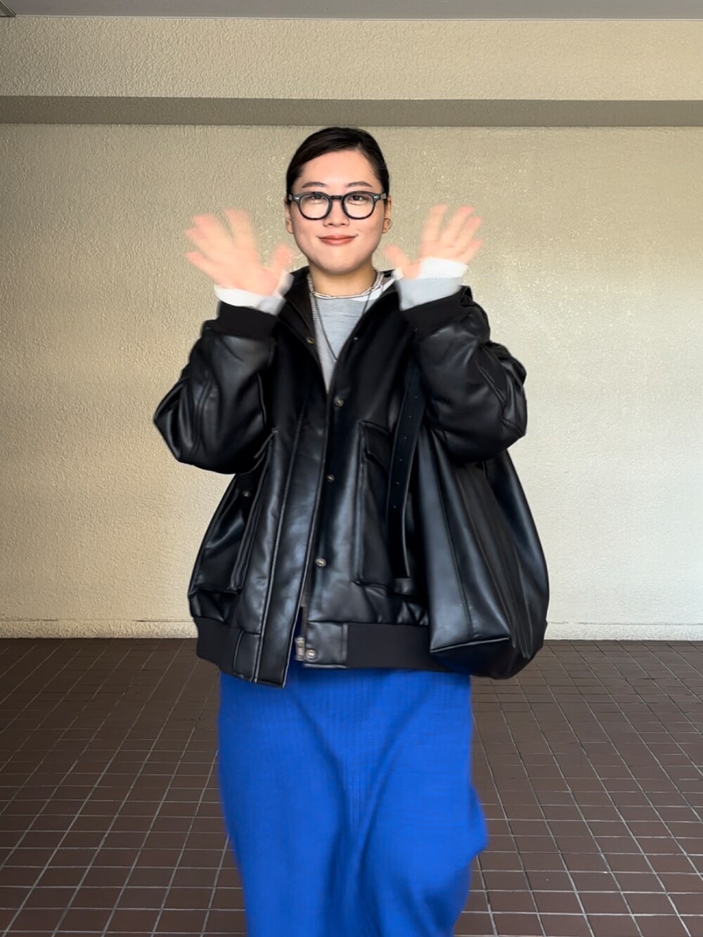 「アウター、レザージャケット、タイトスカート、グレーコーデ、ブルーコーデ、メガネ女子、冬コーデ、大人コーデ、オトナカジュアル、オトナカワイイ、休日スタイル、きれいめコーデ、大人女子、スカートスタイル、低身長女子」｜「GUのアイテム（バッグ、ブラック系）」を使った、真波(Manami)さん（骨格ストレート・レディース・153cm）の冬コーディネートの2枚目の写真
