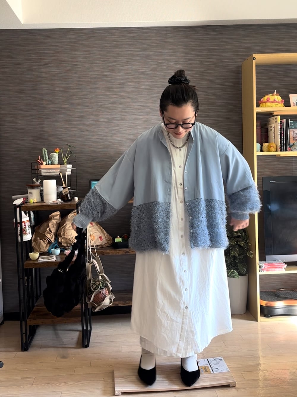 「シャツワンピース、レイヤードスタイル、ワンピース、綺麗めコーデ、キレイめ、きれいめ、ミュールパンプス、春コーデ、春服」｜「HUG.Uのギャザーナチュワンピ（シャツワンピース、ホワイト系）」を使った、真波(Manami)さん（骨格ストレート・レディース・153cm）の冬コーディネートの2枚目の写真