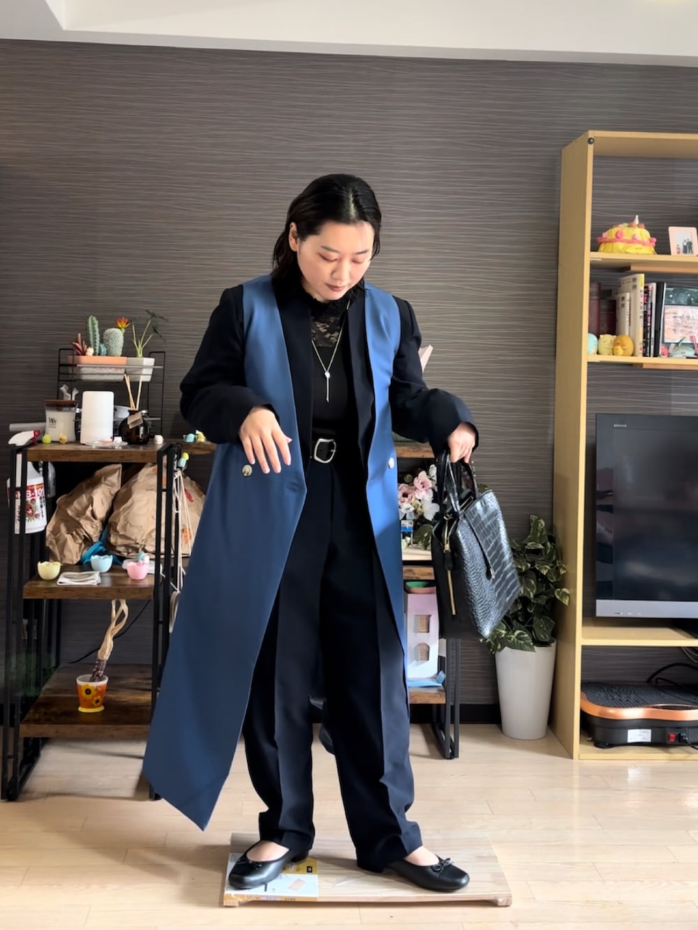 「オケージョン、オケージョンスタイル、卒業式、卒業式コーデ、入学式、入学式コーデ、入学式・卒業式、スーツスタイル、スーツコーデ」｜「u plumeのアイテム（スーツセット、ブルー系）」を使った、真波(Manami)さん（骨格ストレート・レディース・153cm）の冬コーディネートの2枚目の写真