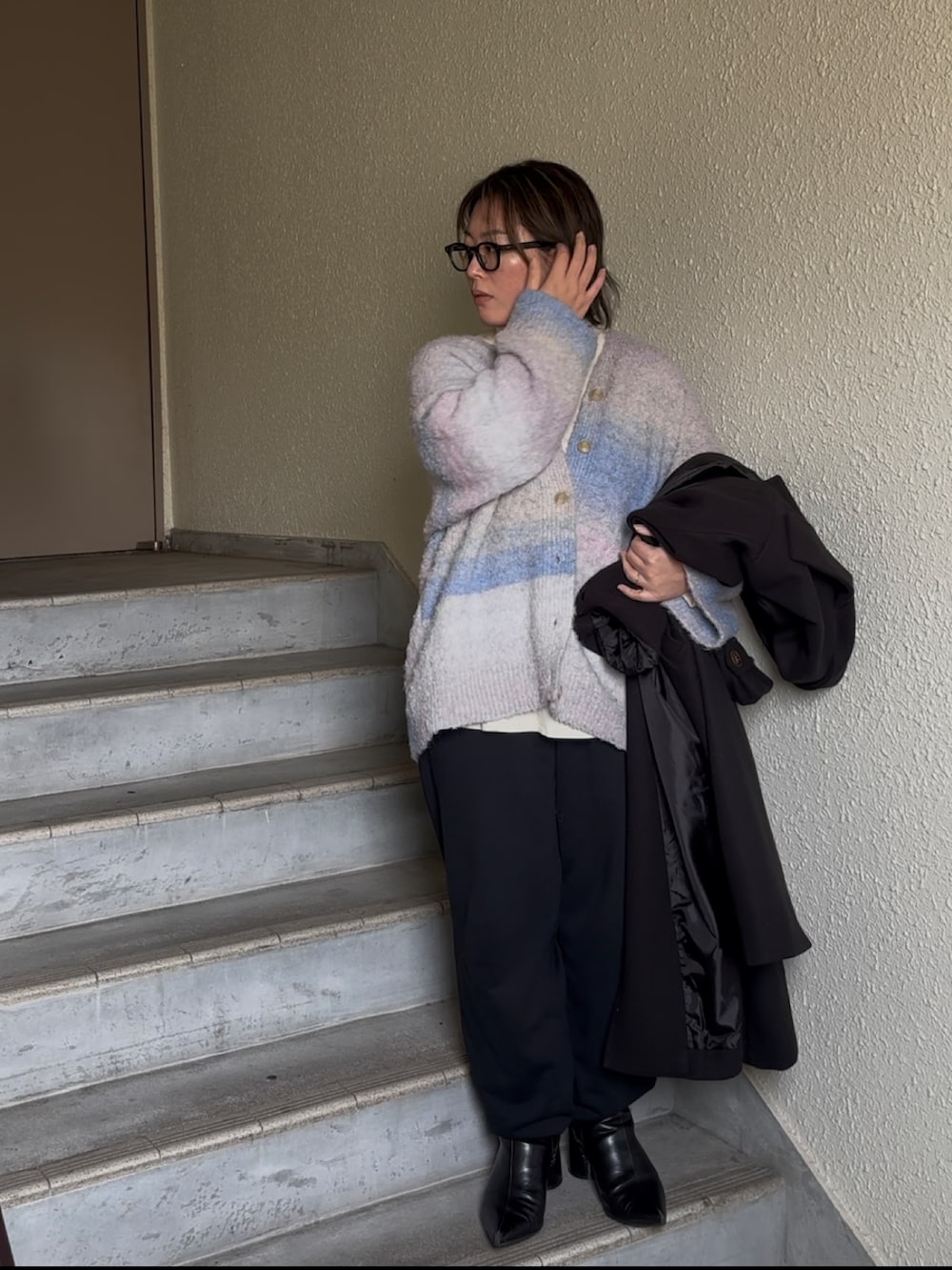 ピンク系のカーディガン/ボレロ、グレー系のスウェットパンツ、ブラック系のブーツを着用したレディースの春コーディネートの2枚目の写真