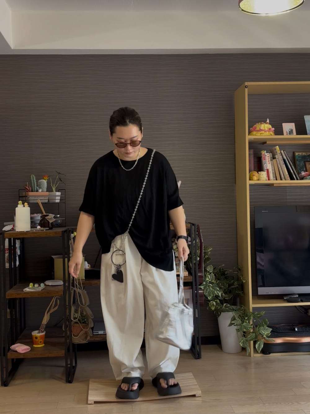 「LEPSIMのメタリックミニ巾着バッグ　987073（ショルダーバッグ、シルバー系）」を使った、真波(Manami)さん（骨格ストレート・レディース・153cm）の夏コーディネートの2枚目の写真