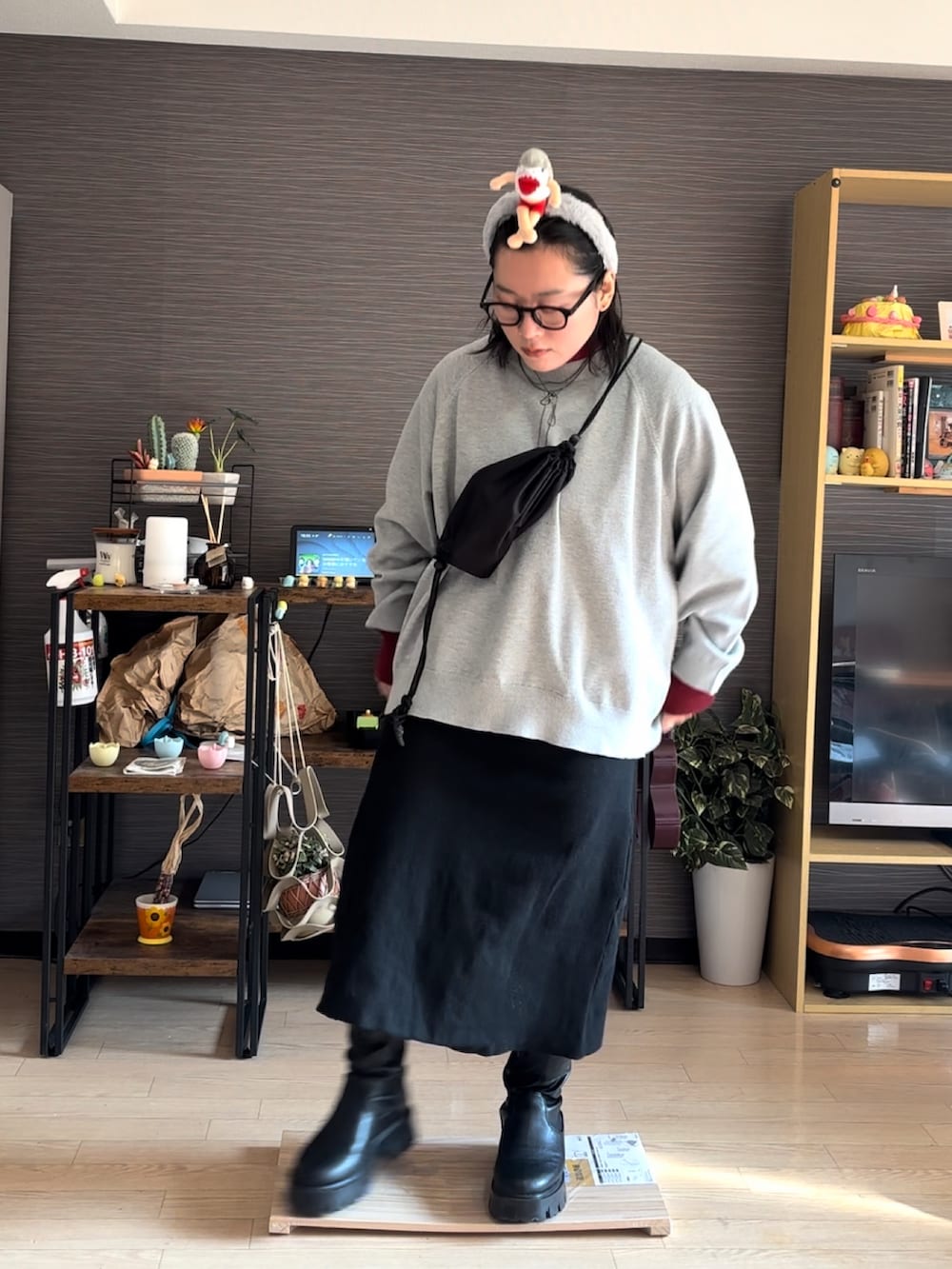 ブラック系のブルゾン、グレー系のニット/セーター、レッド系のトップスを着用したレディースの冬コーディネートの3枚目の写真