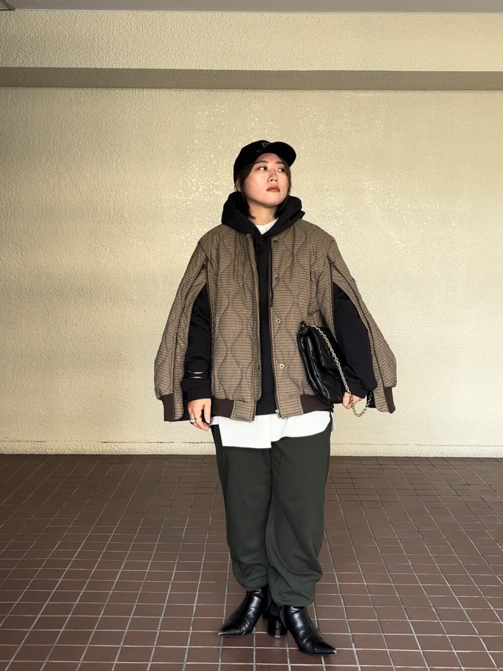 「冬コーデ、おでかけコーデ、スウェットパンツ、パーカーコーデ、ブルゾン、カジュアルコーデ、大人女子、冬のコーデ、パンツスタイル、オトナ女子、30代コーデ、綺麗めカジュアル」｜「JEANASISのポインテッドショートブーツ/975565（ブーツ、ブラック系）」を使った、真波(Manami)さん（骨格ストレート・レディース・153cm）の冬コーディネートの2枚目の写真