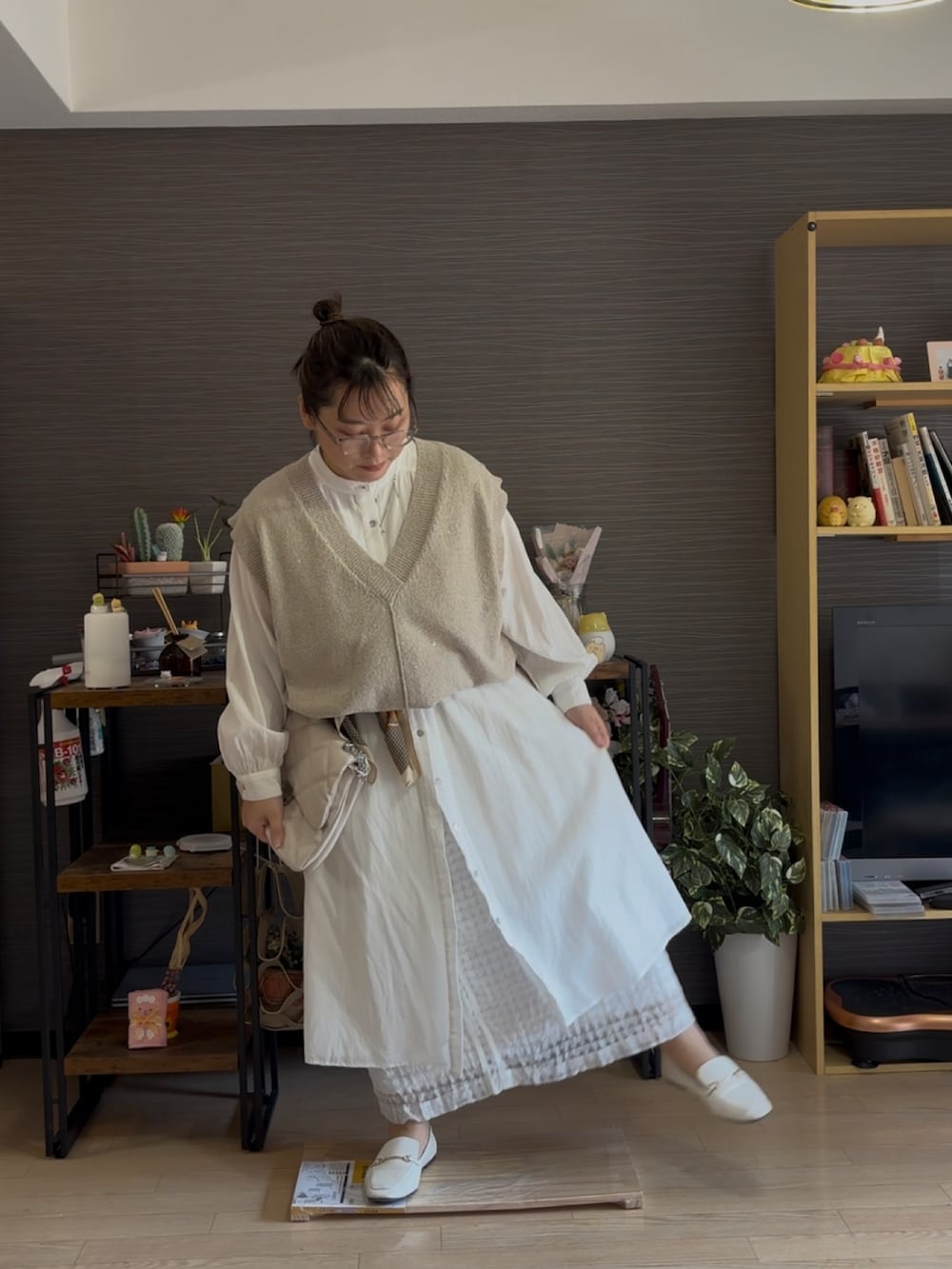 「HUG.Uのギャザーナチュワンピ（シャツワンピース、ホワイト系）」を使った、真波(Manami)さん（骨格ストレート・レディース・153cm）の春コーディネートの2枚目の写真