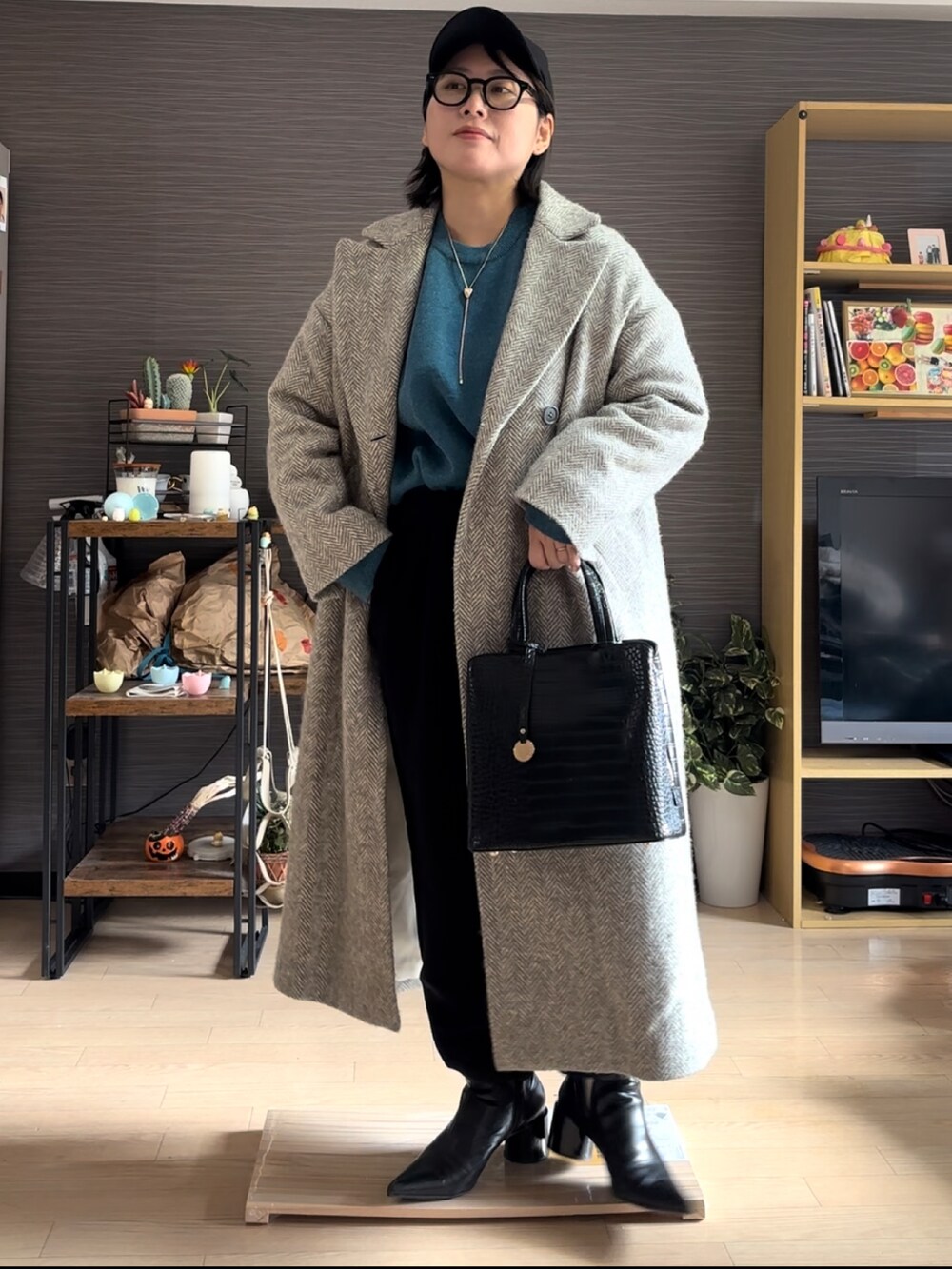 ブラック系のバッグ、グレー系のジャケット/アウター、ブルー系のスウェットを着用したレディースの冬コーディネートの2枚目の写真