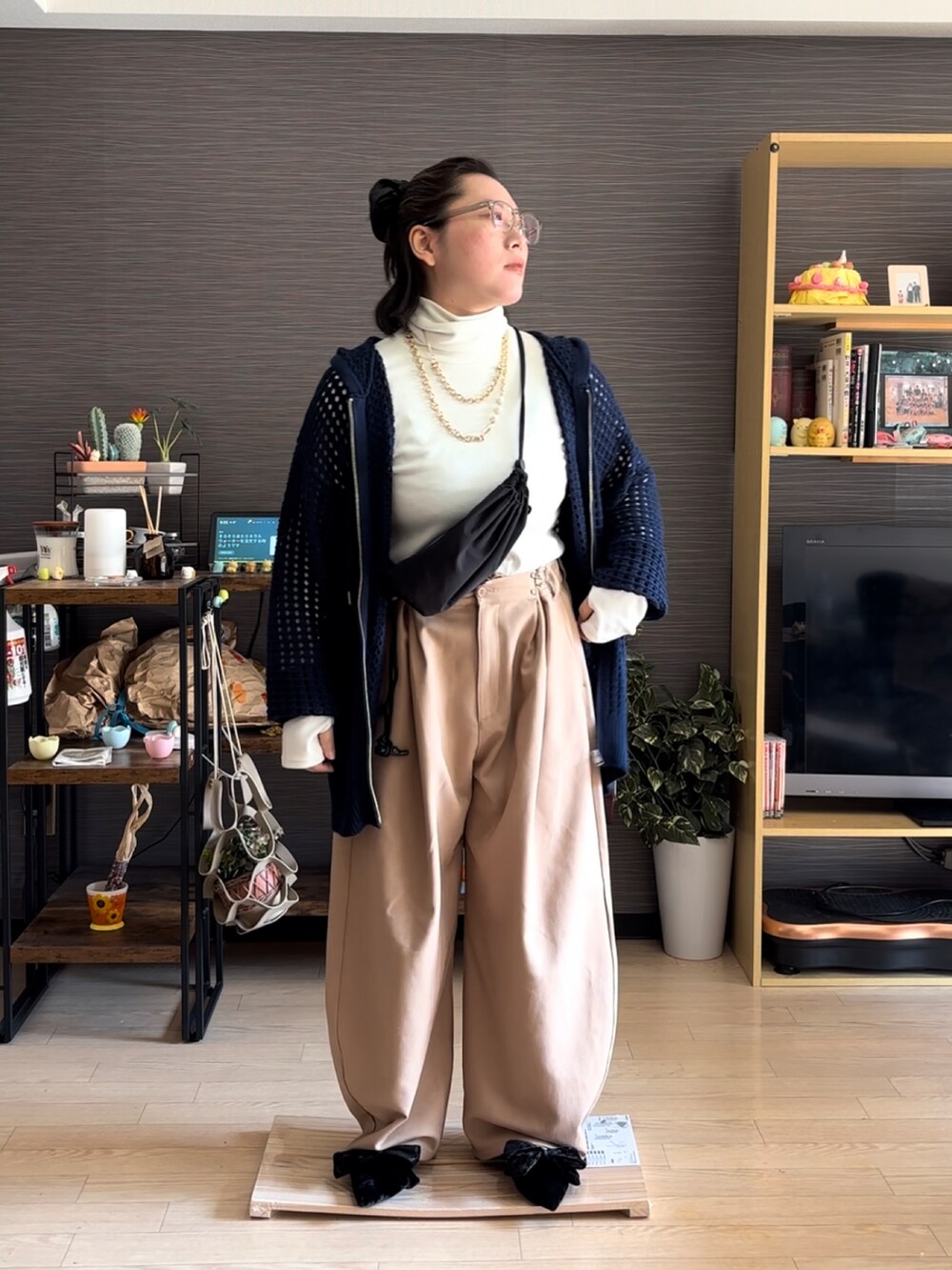 「春コーデ、春カラー、春服、透かし編みニット、カーゴパンツ」｜「niko and...のアイテム（パンツ、ベージュ系）」を使った、真波(Manami)さん（骨格ストレート・レディース・153cm）の春コーディネートの2枚目の写真