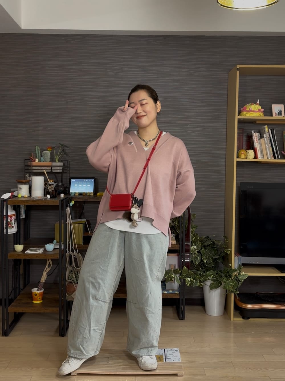 「ピンク、ピンクコーデ、スニーカー、スニーカーコーデ、デニム、デニムパンツ、春コーデ、春カラー、春服、春服みてみて、ぽっちゃり、プラスサイズ」｜「GUのアイテム（デニムパンツ、ブルー系）」を使った、真波(Manami)さん（骨格ストレート・レディース・153cm）の春コーディネートの2枚目の写真