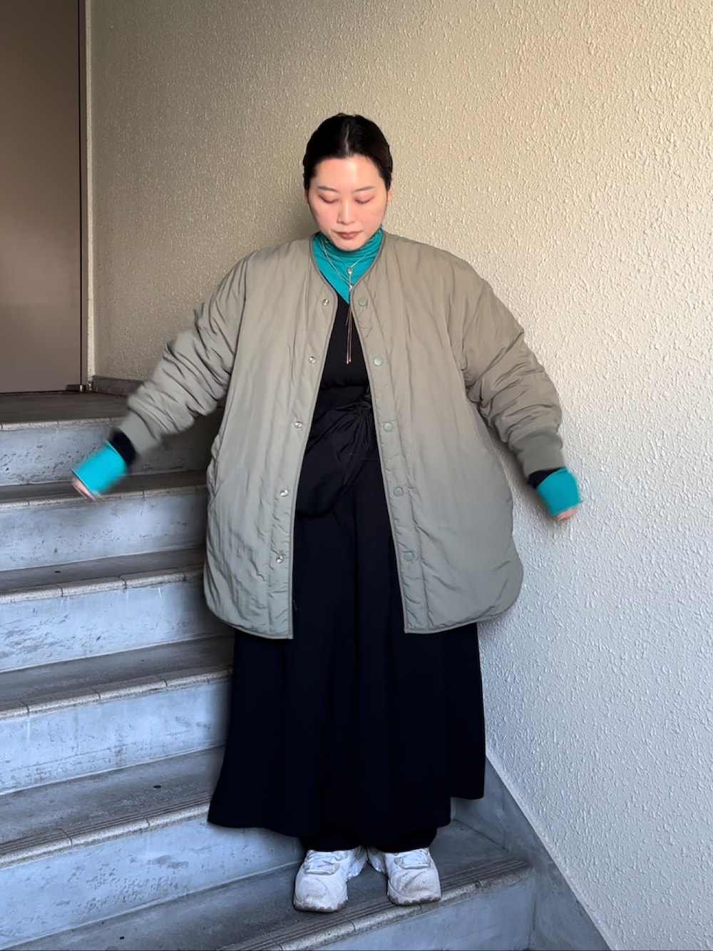 「ワンピース、ワンピーススタイル、ワンピース×スニーカー、ワンピースコーデ、レディースファッション、オフィスカジュアル」｜「SLOBE IENAのアイテム（ワンピース、ブラック系）」を使った、真波(Manami)さん（骨格ストレート・レディース・153cm）の冬コーディネートの3枚目の写真