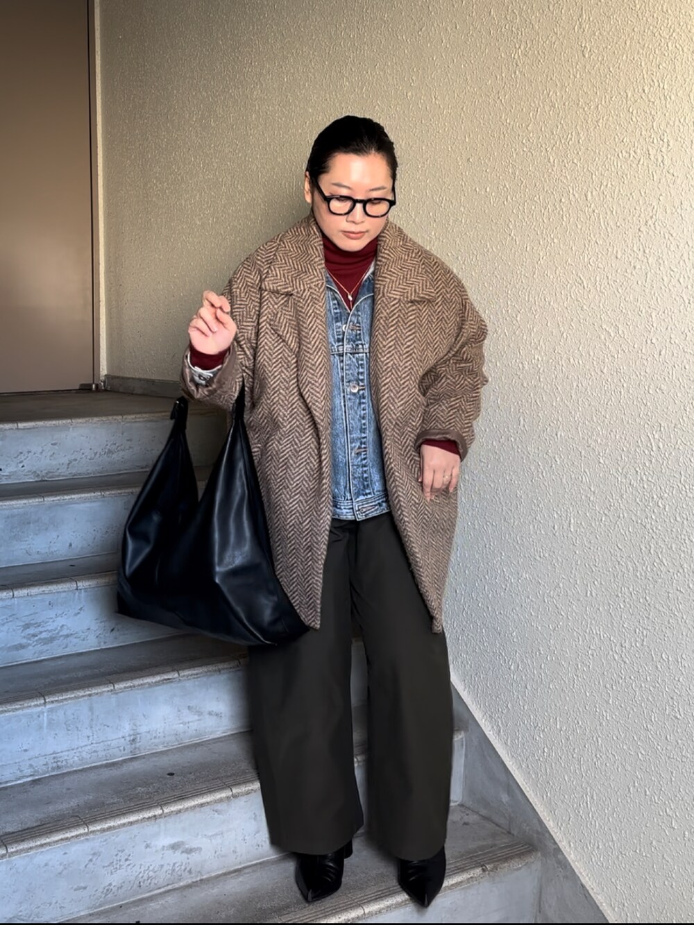 「真冬のあったかスタイル、タートルネック、デニム、デニムジャケット、Gジャン、UNIQLO、チノパン、差し色(赤)」｜「GEVS.の綿100％ビッグシルエットデニムジャケット ＜大きいサイズ有＞GEVS.（デニムジャケット、ブルー系）」を使った、真波(Manami)さん（骨格ストレート・レディース・153cm）の冬コーディネートの2枚目の写真