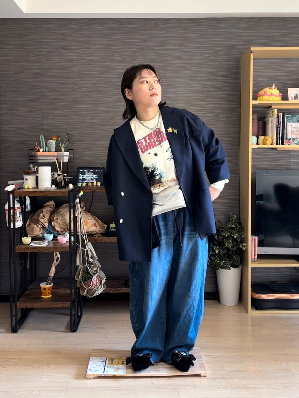 「ジャケット、ジャケットスタイル、ジャケットコーデ、紺ブレ、デニム、デニムパンツ、春コーデ、春服」｜「classicalelfの春に向けて気軽に羽織れる 大人の ブレザー。 サイド スリット オーバーサイズ ダブルジャケット（テーラードジャケット、ブルー系）」を使った、真波(Manami)さん（骨格ストレート・レディース・153cm）の春コーディネートの2枚目の写真