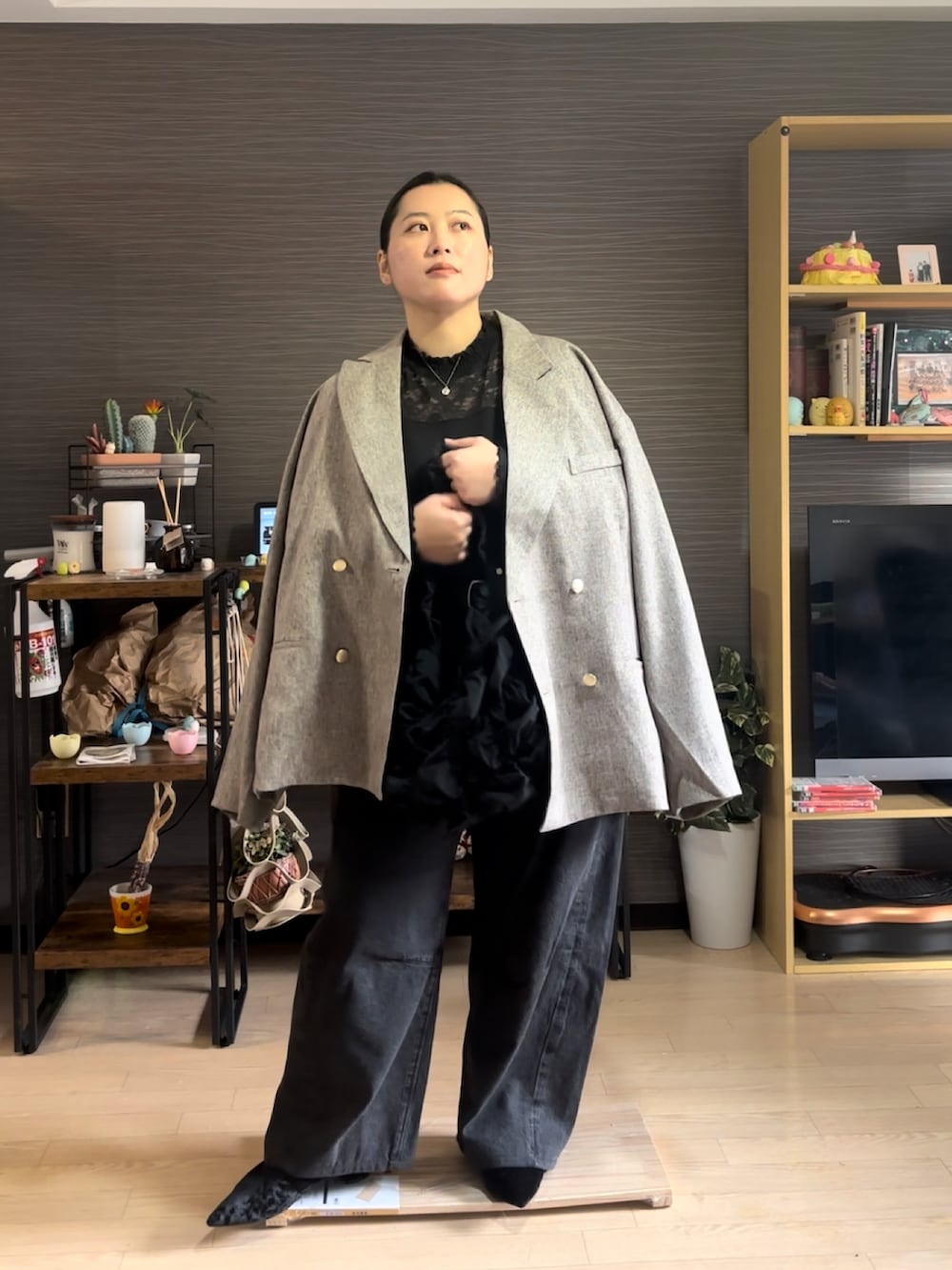 「ぽっちゃり、ぽっちゃりコーデ、ぽっちゃりスタッフ、大きいサイズレディースファッション、大きいサイズ、ジャケット、ジャケットスタイル、テーラードジャケット、グレージュ、デニム、デニムパンツ、黒デニム」｜「classicalelfの気軽に羽織れる 大人の ブレザー。 サイド スリット オーバーサイズ ダブルジャケット（テーラードジャケット、ベージュ系）」を使った、真波(Manami)さん（骨格ストレート・レディース・153cm）の冬コーディネートの2枚目の写真