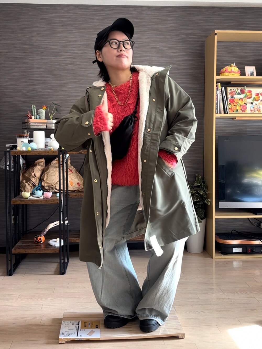 「アウター、アウターコーデ、モッズコート、デニム、デニムパンツ、冬コーデ、カジュアルスタイル、オトナ女子、休日スタイル、大人ファッション、秋冬」｜「JEANASISのタックデニムワイドパンツ/974143（デニムパンツ、ブルー系）」を使った、真波(Manami)さん（レディース・153cm）の冬コーディネートの2枚目の写真