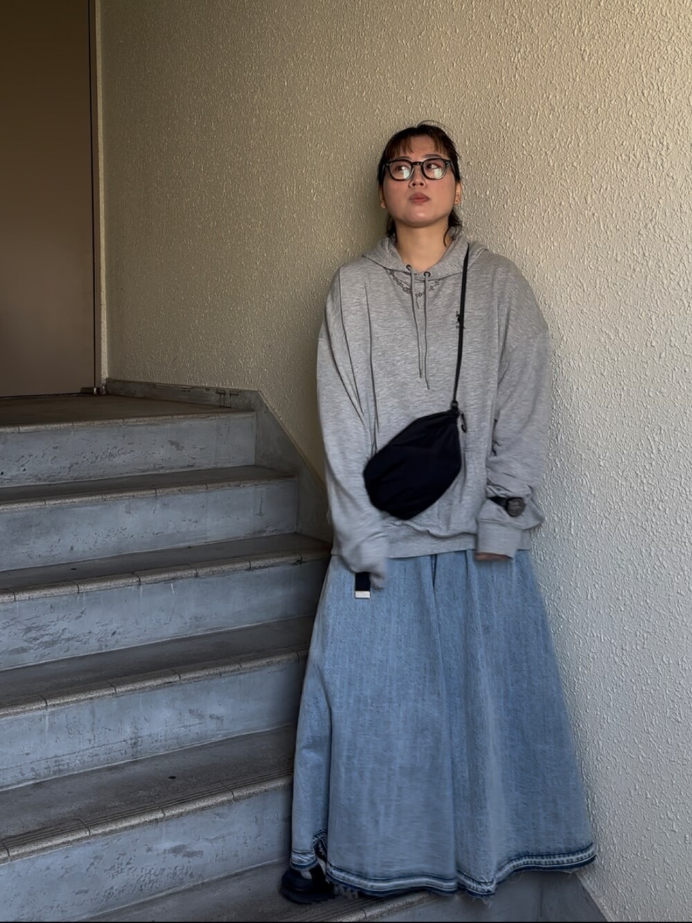 「GEVS.の大きいサイズ 綿100％デニムフレアマキシスカート GEVS.（スカート、ブルー系）」を使った、真波(Manami)さん（骨格ストレート・レディース・153cm）の春コーディネートの2枚目の写真