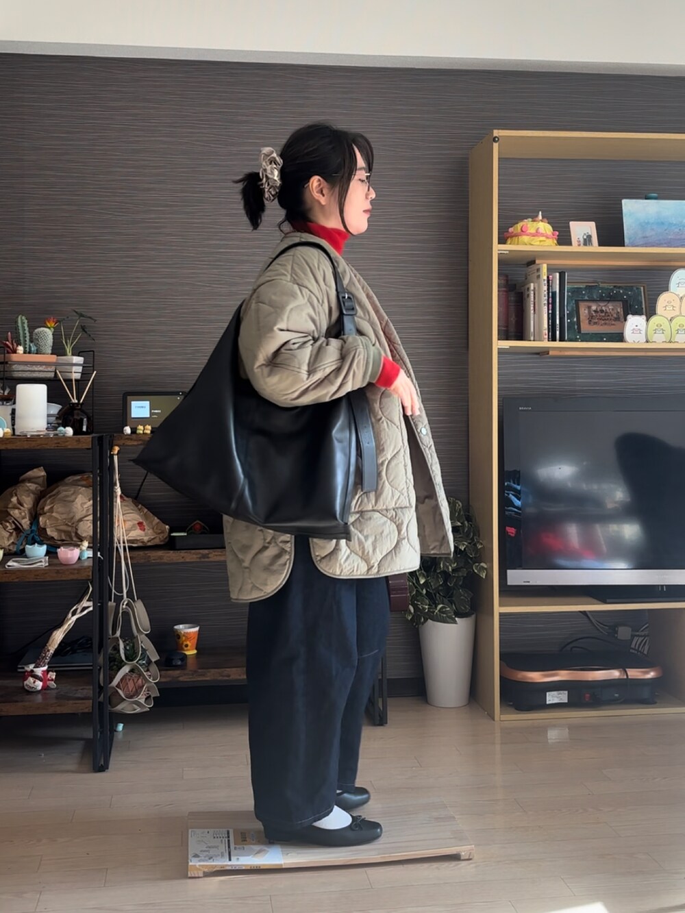 「冬コーデ、クリスマスに着たい服、休日スタイル、カジュアルスタイル、オトナ女子、赤ニット、バレルレッグジーンズ、デニムパンツ、バレエシューズ、アウター、アウターコーデ、シンプルスタイル、ラクチンコーデ、タートルネック」｜「u plumeのアイテム（バレエシューズ、ブラック系）」を使った、真波(Manami)さん（レディース・153cm）の冬コーディネートの2枚目の写真