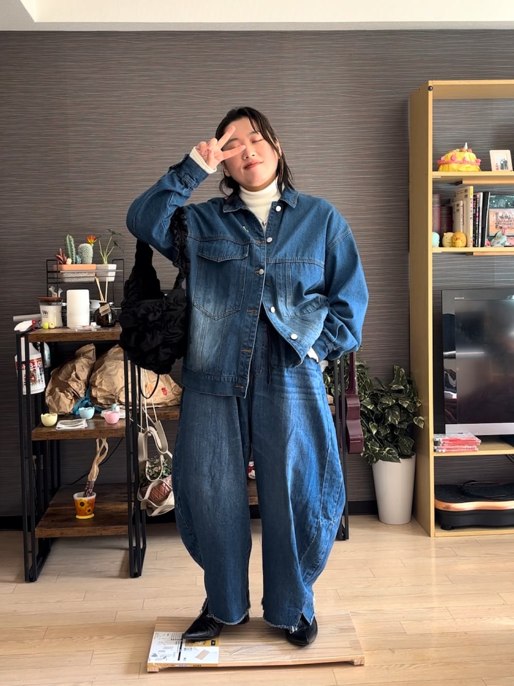 「デニム、デニムパンツ、デニムジャケット、デニムコーデ、デニムオンデニム、デニムonデニム、春コーデ、春服、ジージャン、Gジャン」｜「niko and...のイージーコクーンデニム2　EASYCOCOON DENIM2　[niko and ...JEANS 2024SS]（デニムパンツ、ブルー系）」を使った、真波(Manami)さん（骨格ストレート・レディース・153cm）の冬コーディネートの2枚目の写真