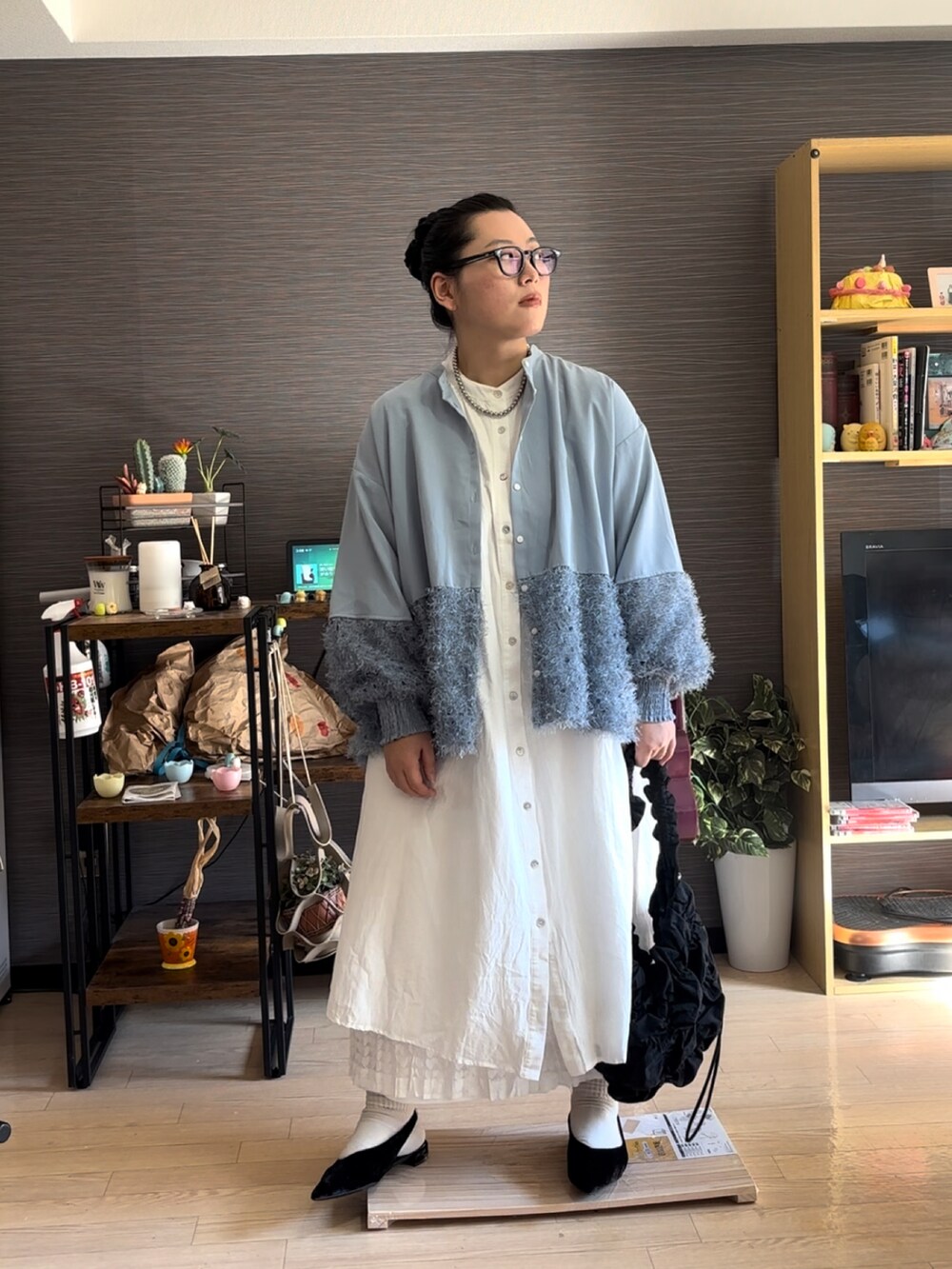 「シャツワンピース、レイヤードスタイル、ワンピース、綺麗めコーデ、キレイめ、きれいめ、ミュールパンプス、春コーデ、春服」｜「HUG.Uのギャザーナチュワンピ（シャツワンピース、ホワイト系）」を使った、真波(Manami)さん（骨格ストレート・レディース・153cm）の冬コーディネートの3枚目の写真