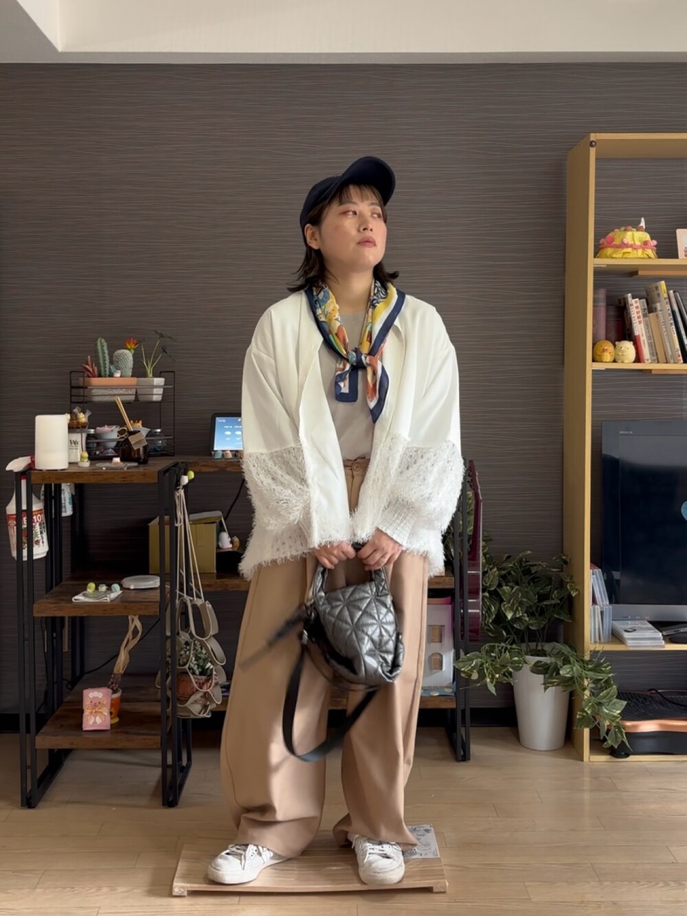 「ブラウス、白ブラウス、春コーデ、キャップ、プラスサイズ、ぽっちゃり、ぽっちゃりコーデ」｜「LAKOLEのワッペン刺繍キャップ / 150354（キャップ、ブルー系）」を使った、真波(Manami)さん（骨格ストレート・レディース・153cm）の春コーディネートの2枚目の写真