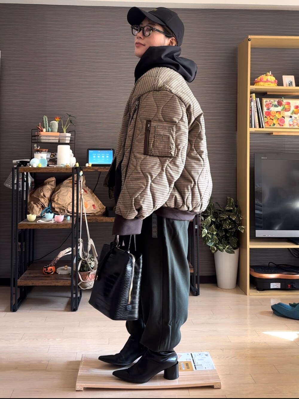「冬コーデ、カジュアルスタイル、アウター、アウターコーデ、ブルゾン、ブルゾンコーデ、オトナ女子、休日スタイル、シンプル、大人ファッション、秋冬、シンプルスタイル、スウェットパンツ、ブーツスタイル、スポーツミックス」｜「JEANASISのポインテッドショートブーツ/975565（ブーツ、ブラック系）」を使った、真波(Manami)さん（レディース・153cm）の冬コーディネートの3枚目の写真