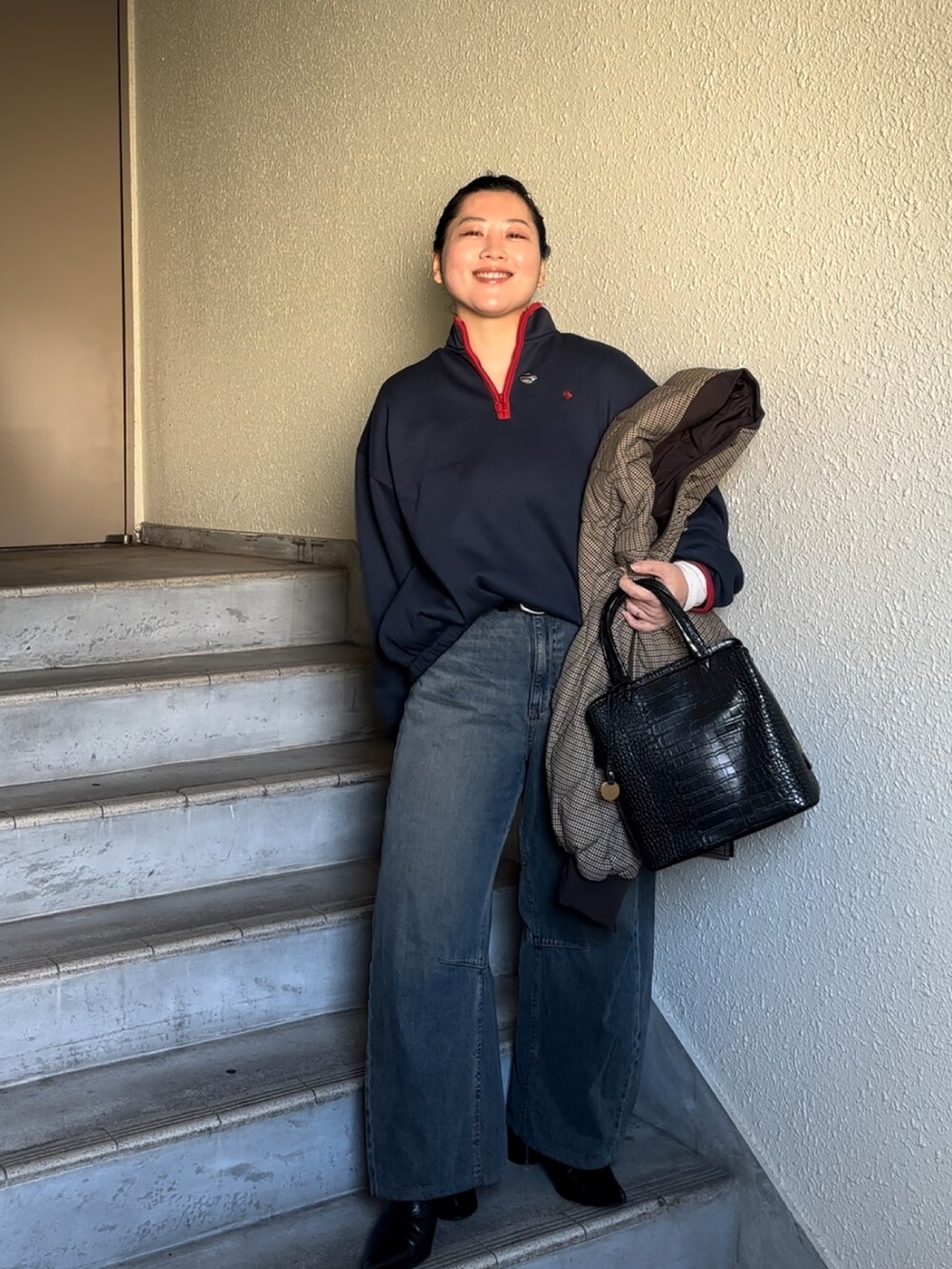 「デニム、デニムパンツ、スウェット、ハーフジップ、ブーツ、冬コーデ、冬、冬服」｜「GUのアイテム（デニムパンツ、ブルー系）」を使った、真波(Manami)さん（骨格ストレート・レディース・153cm）の冬コーディネートの2枚目の写真