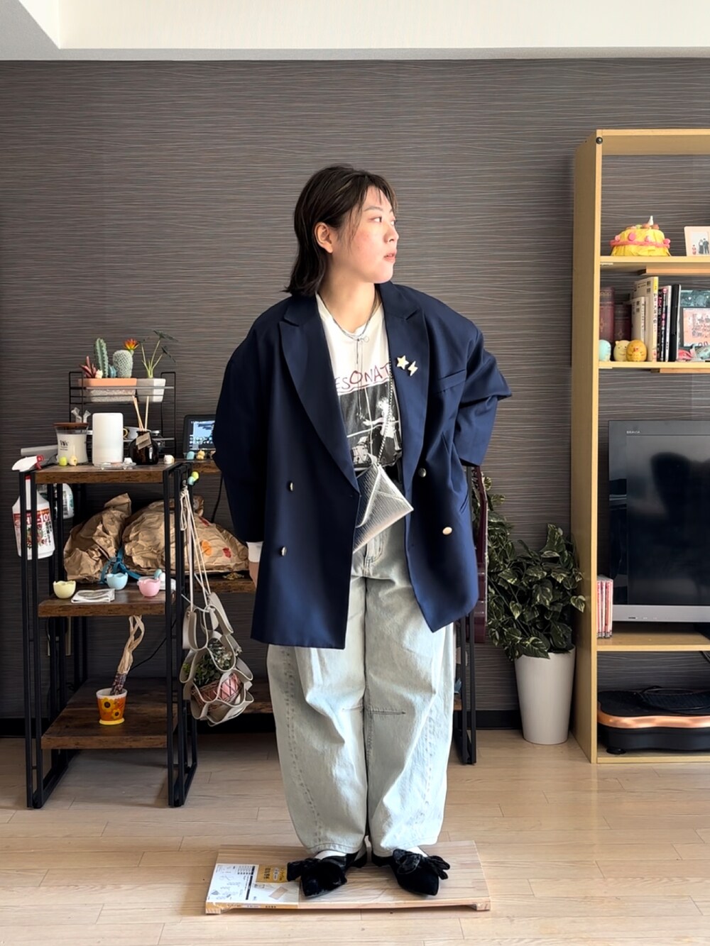 「ジャケット、ジャケットスタイル、春コーデ、キレイめカジュアル、春カラー、デニム、デニムパンツ、ぽっちゃり、プラスサイズ」｜「classicalelfの春に向けて気軽に羽織れる 大人の ブレザー。 サイド スリット オーバーサイズ ダブルジャケット（テーラードジャケット、ブルー系）」を使った、真波(Manami)さん（骨格ストレート・レディース・153cm）の春コーディネートの2枚目の写真