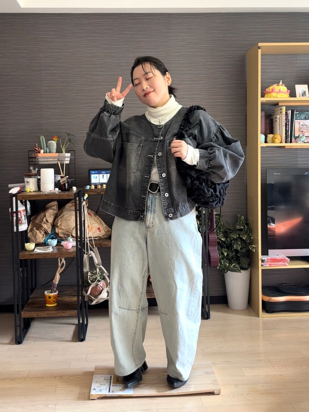 「デニム、デニムパンツ、デニムジャケット、デニムコーデ、デニムオンデニム、デニムonデニム、ジージャン、Gジャン、春コーデ、春服」｜「GUのアイテム（デニムパンツ、ブルー系）」を使った、真波(Manami)さん（骨格ストレート・レディース・153cm）の冬コーディネートの3枚目の写真