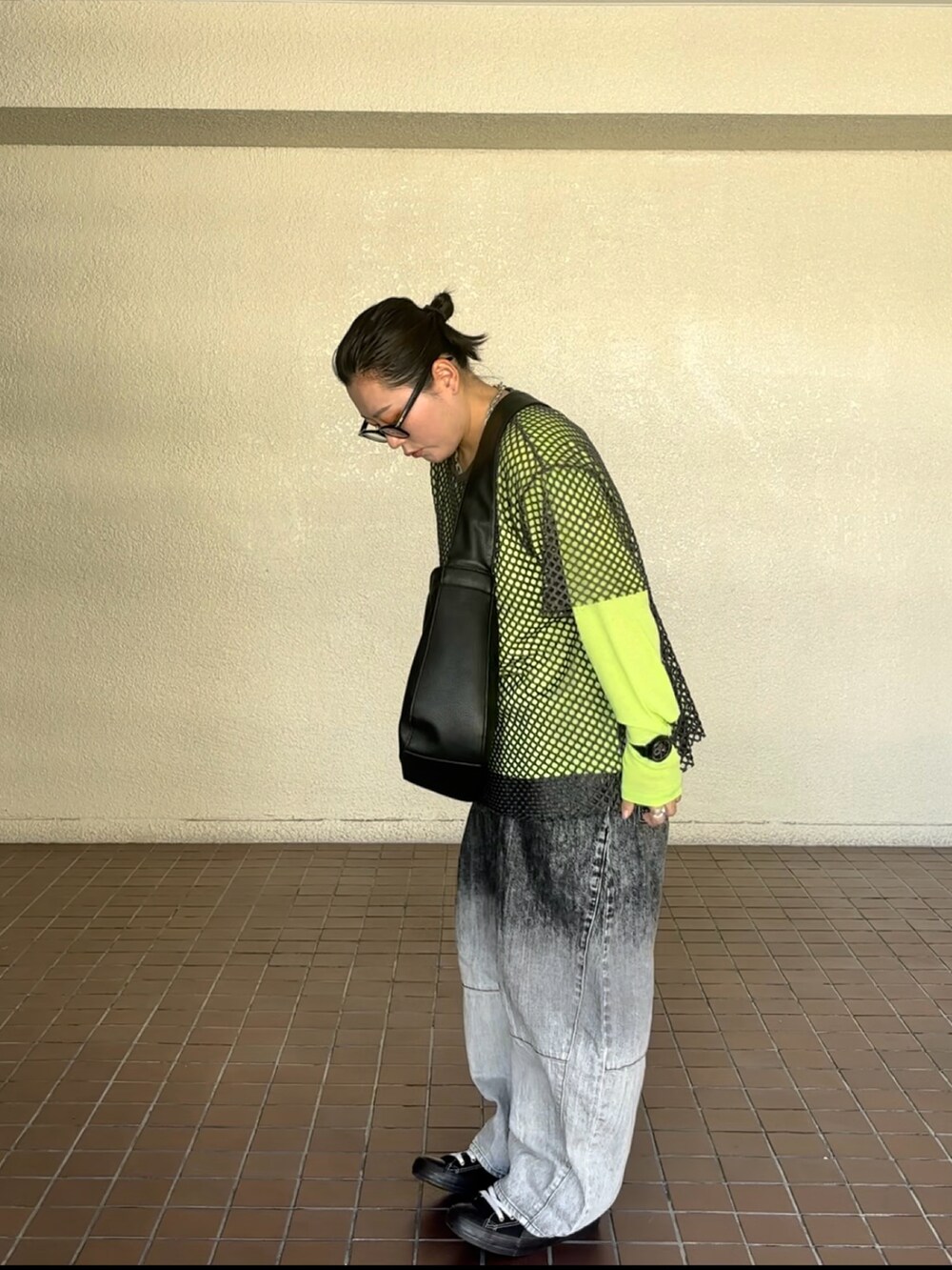 ブラック系のデニムパンツ、グレー系のTシャツ/カットソー、グリーン系のTシャツ/カットソーを着用したレディースの秋コーディネートの3枚目の写真