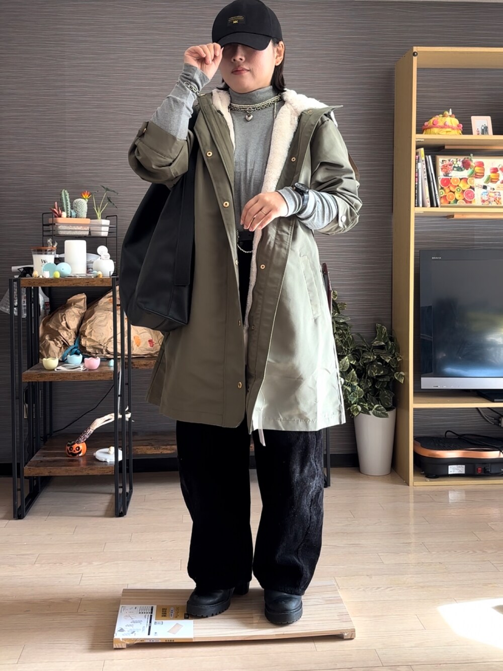 「冬コーデ、アウター、アウターコーデ、カジュアルスタイル、オトナ女子、シンプル、大人ファッション、秋冬、シンプルスタイル、あったかコーデ、スポーツミックス、ブーツスタイル」｜「GUのアイテム（その他パンツ、ブラック系）」を使った、真波(Manami)さん（レディース・153cm）の冬コーディネートの2枚目の写真