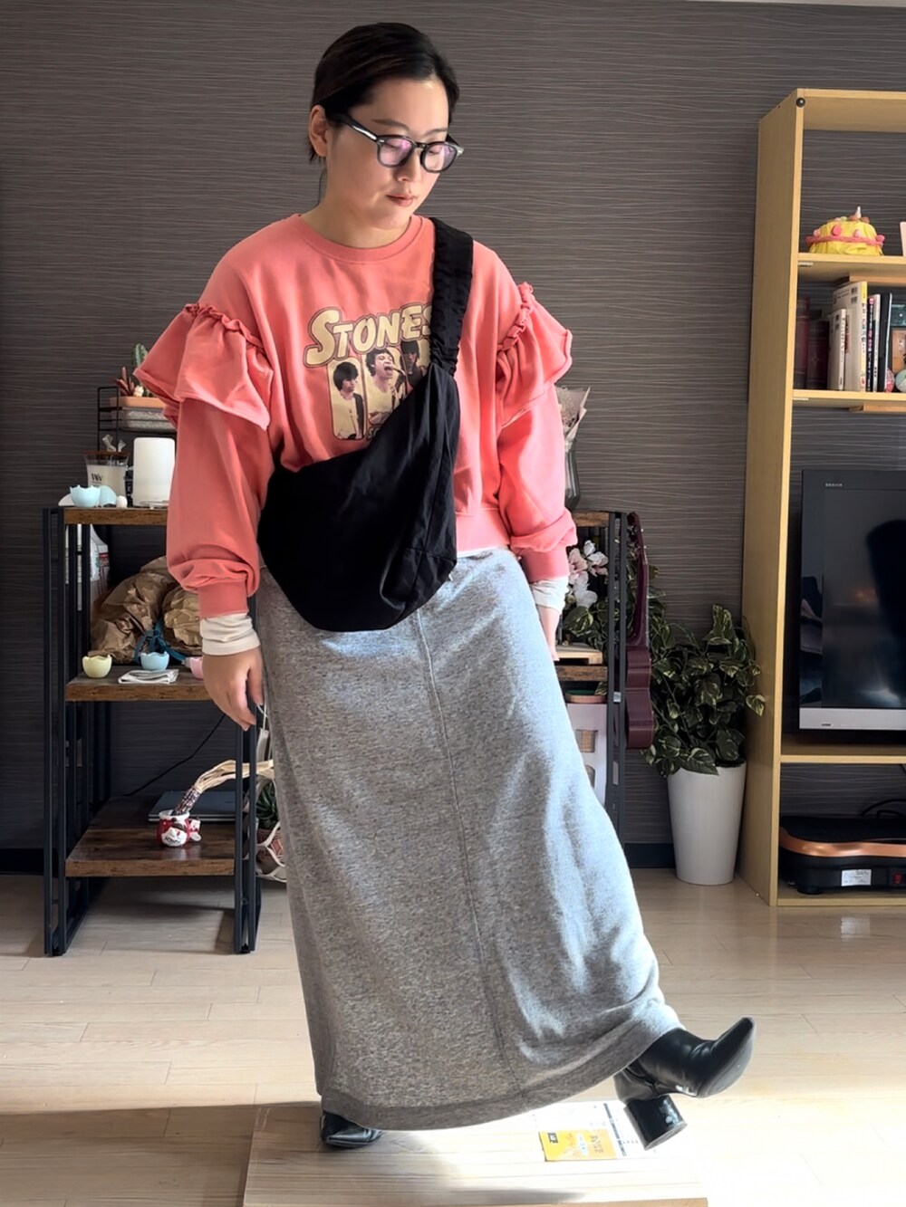 「冬のコーデ、秋冬コーデ、休日スタイル、低身長女子、スカートコーデ、トップス、大人ガーリー、ピンクコーデ、ブーツスタイル、スウェットスカート」｜「UNIQLOのアイテム（スカート、グレー系）」を使った、真波(Manami)さん（骨格ストレート・レディース・153cm）の冬コーディネートの2枚目の写真