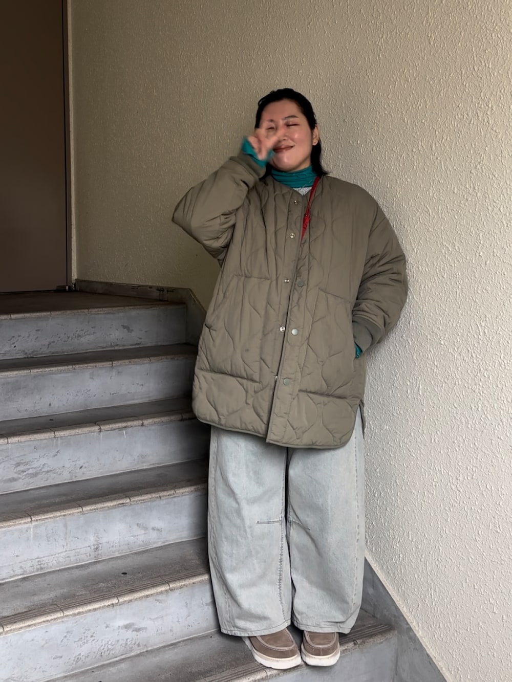 「ブーツ、キルトジャケット、デニム、デニムパンツ、透かし編みニット、ぽっちゃり、プラスサイズ」｜「anyfeeの【anyfee/プラスサイズ】ブークレヤーン透かし編みルーズニット（ニット/セーター、ブラック系）」を使った、真波(Manami)さん（骨格ストレート・レディース・153cm）の春コーディネートの2枚目の写真