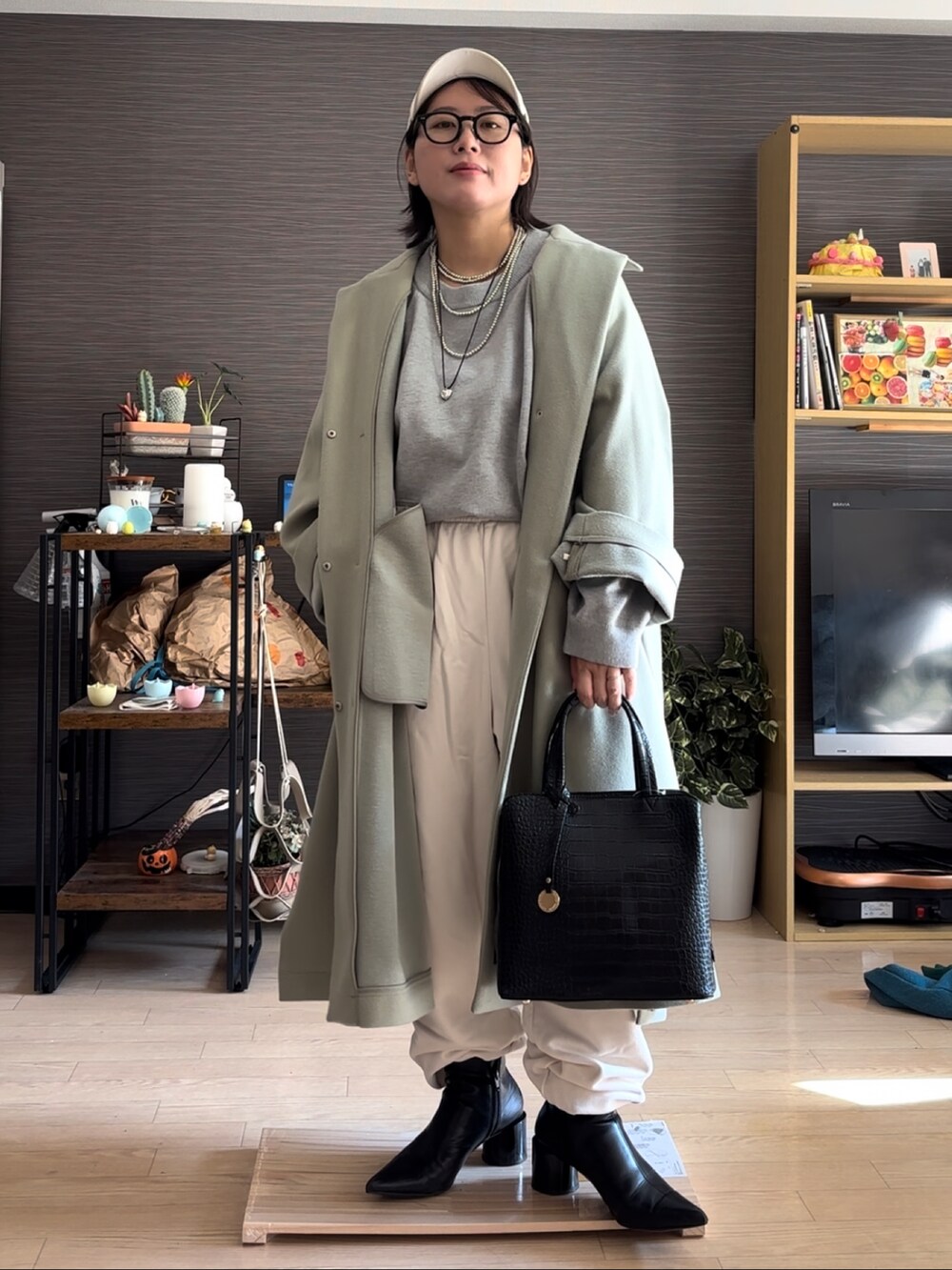 「冬コーデ、アウター、アウターコーデ、カジュアルスタイル、オトナ女子、休日スタイル、シンプル、大人ファッション、秋冬、ママファッション、シンプルスタイル、メガネ女子、冬、スウェットパンツ、淡色コーデ」｜「UNIQLOのアイテム（スウェットパンツ、ホワイト系）」を使った、真波(Manami)さん（レディース・153cm）の冬コーディネートの2枚目の写真