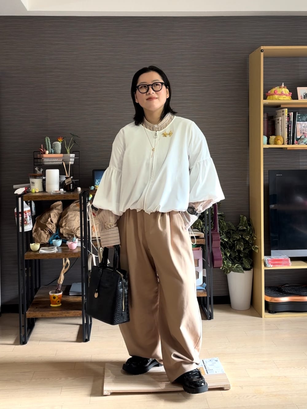 「チノパン、チノパンコーデ、チノパン　ベージュ、春コーデ、春服、シャツスタイル」｜「niko and...のアイテム（パンツ、ベージュ系）」を使った、真波(Manami)さん（骨格ストレート・レディース・153cm）の冬コーディネートの2枚目の写真