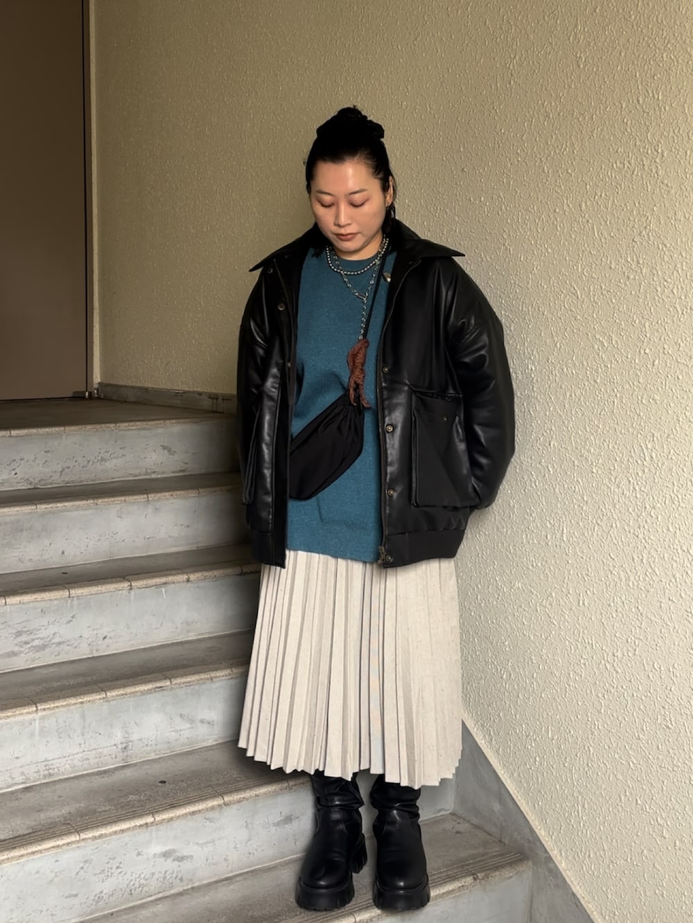 「大人カジュアルコーデ、プリーツスカート、トレーナー」｜「JEANASISのサスティナブルヴィンテージウラケBIGプルオーバー/239740（スウェット、ブルー系）」を使った、真波(Manami)さん（骨格ストレート・レディース・153cm）の冬コーディネートの3枚目の写真